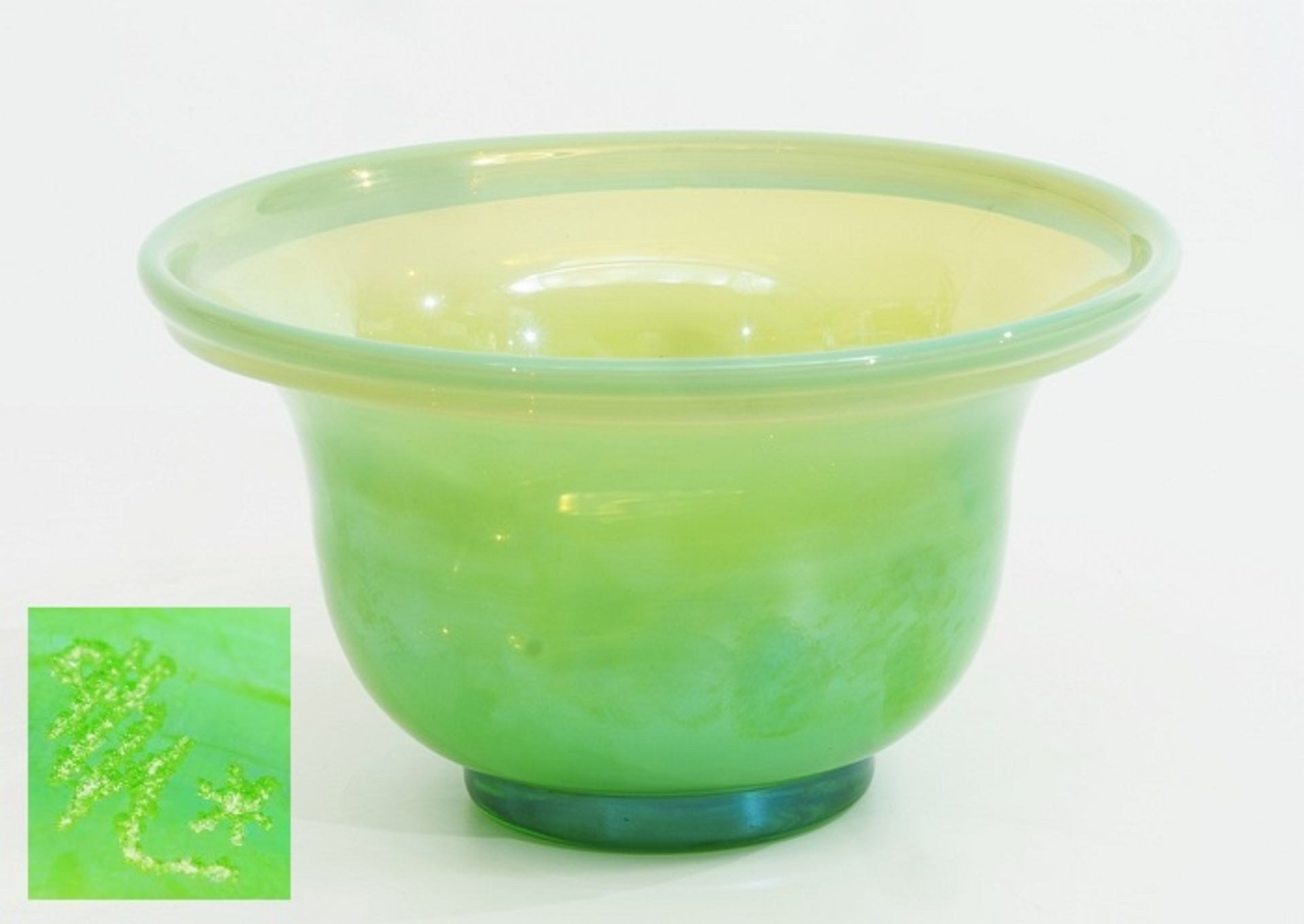 Gefußte Glasschale, opalisierend grün überfangen. 20,. Jahrhundert, Runde, tief gemuldete Form,