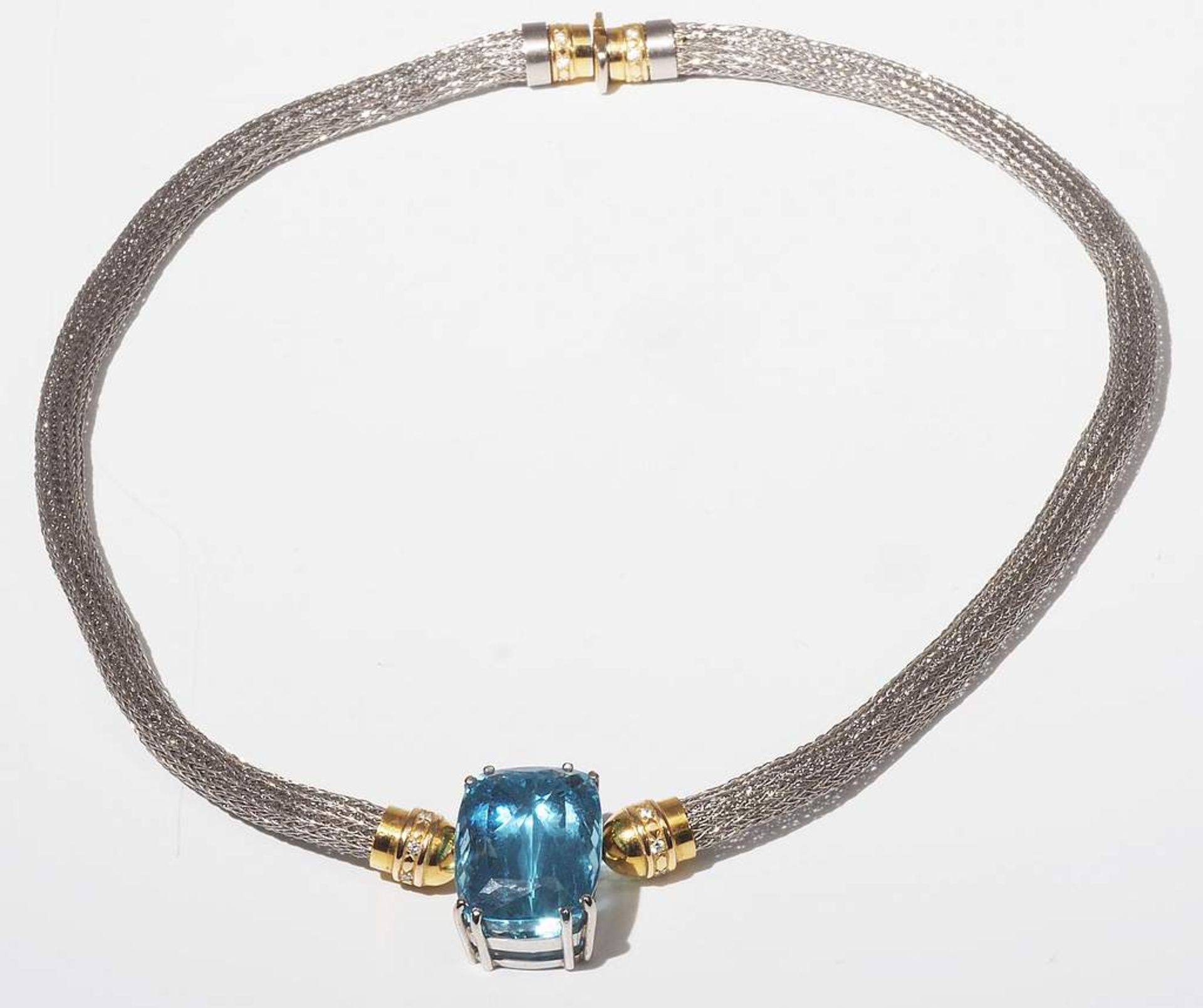 Collier mit Aquamarin. Strickkette aus Platin mit Applikationen aus 900er Gold, mittig großer, - Image 5 of 6