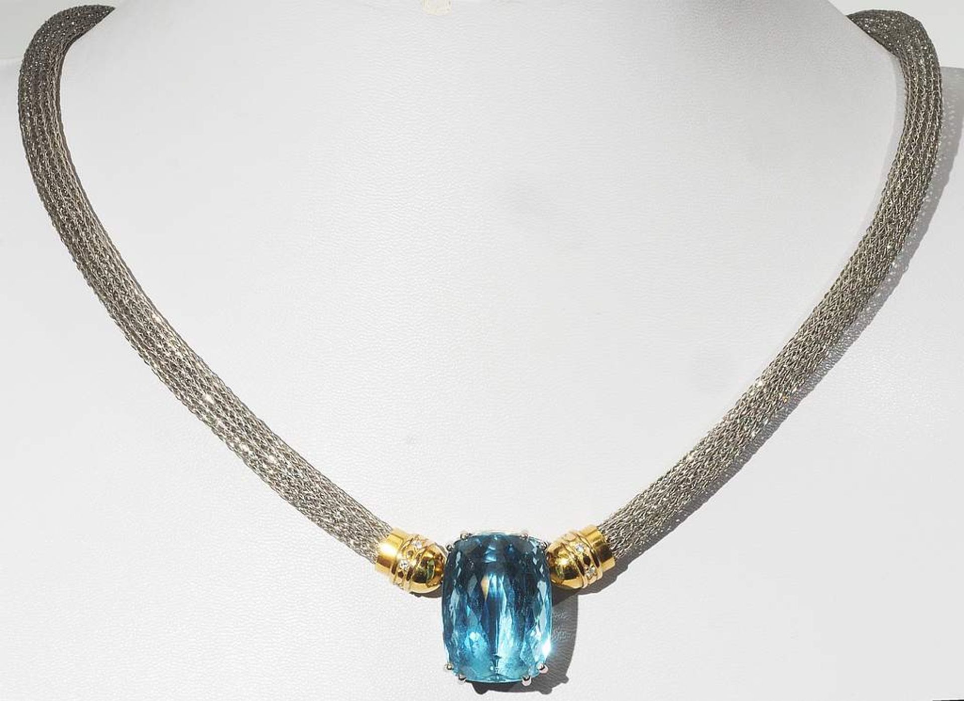 Collier mit Aquamarin. Strickkette aus Platin mit Applikationen aus 900er Gold, mittig großer, - Image 3 of 6