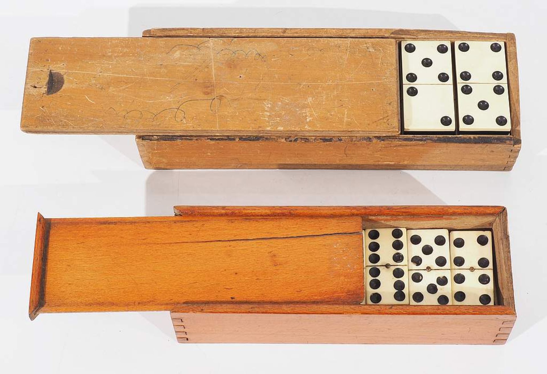 Zwei Dominospiele, Deutsch 19. Jahrhundert. Jeweils in Holzschatulle mit Schiebedeckel, zahlreic - Image 2 of 5