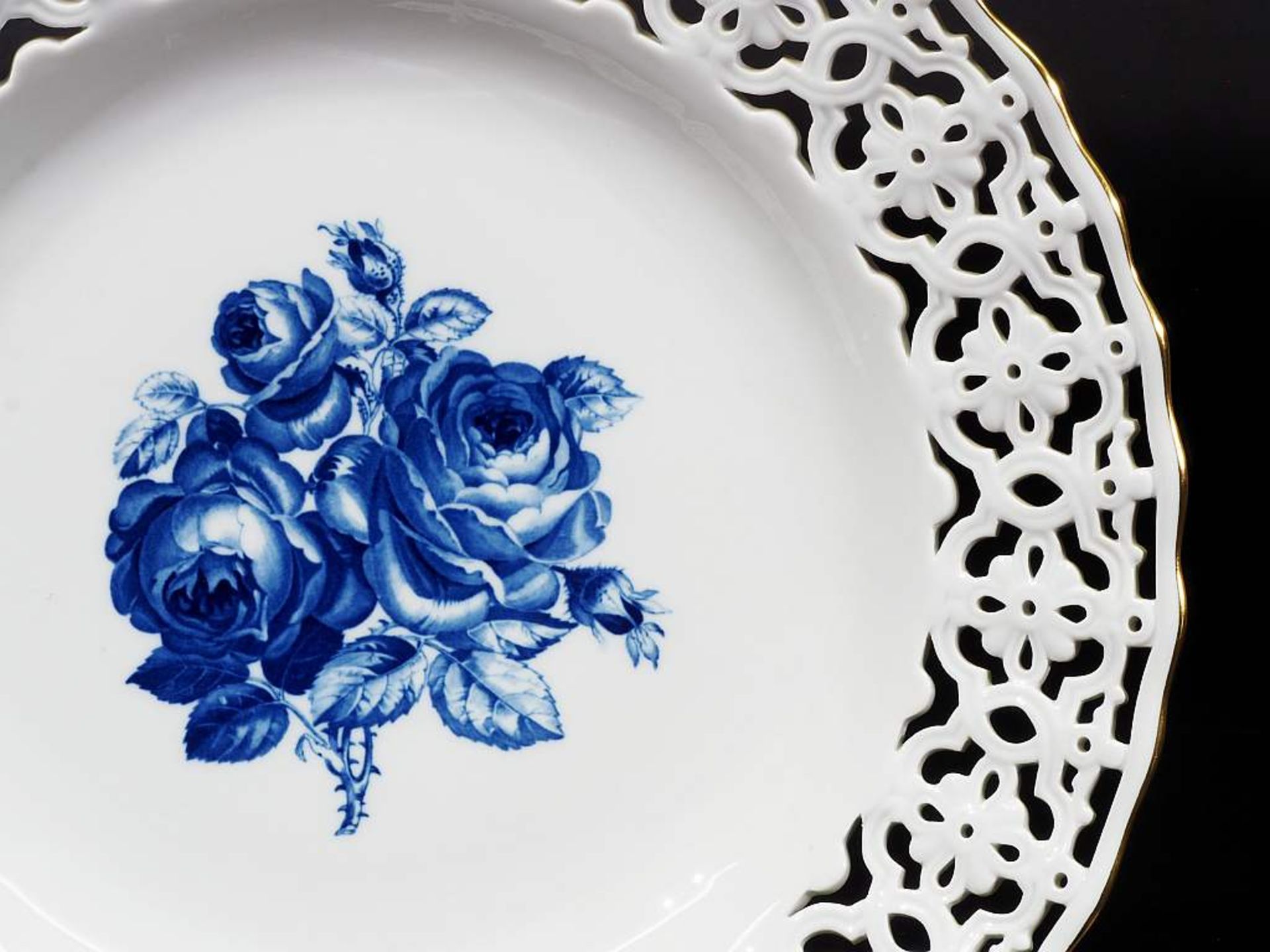 Zierschale, leicht gemuldet. MEISSEN 1980, 1. Wahl. Dekor 'blaue Rose". - Image 3 of 5