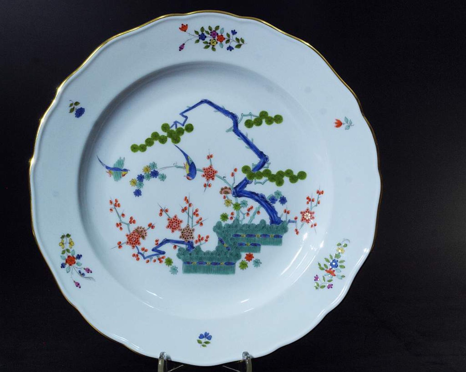 Großer Zierteller. MEISSEN. Seltenes Indisch-KAKIEMON-Dekor "Drei Freunde". - Image 2 of 4