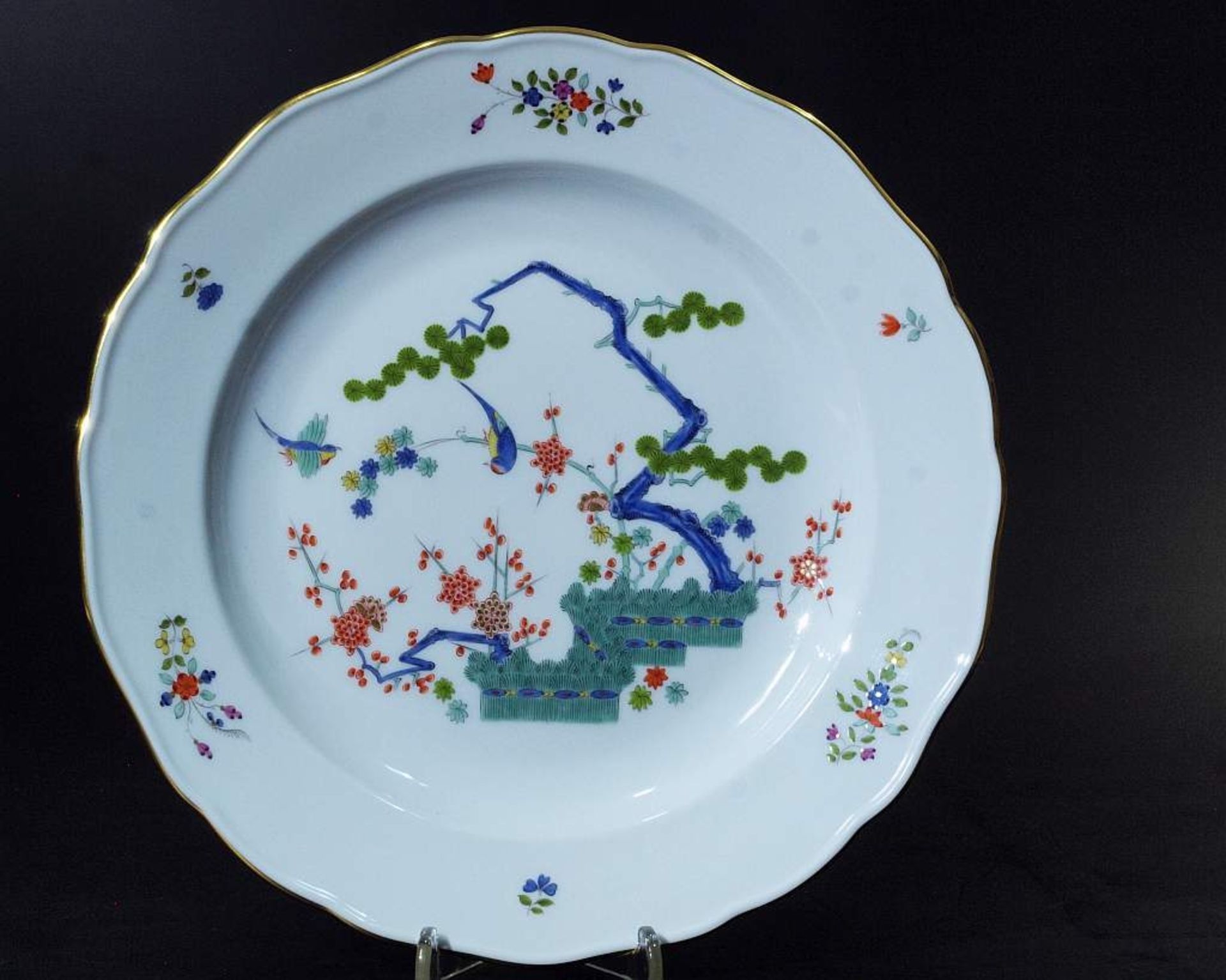 Großer Zierteller. MEISSEN. Seltenes Indisch-KAKIEMON-Dekor "Drei Freunde".