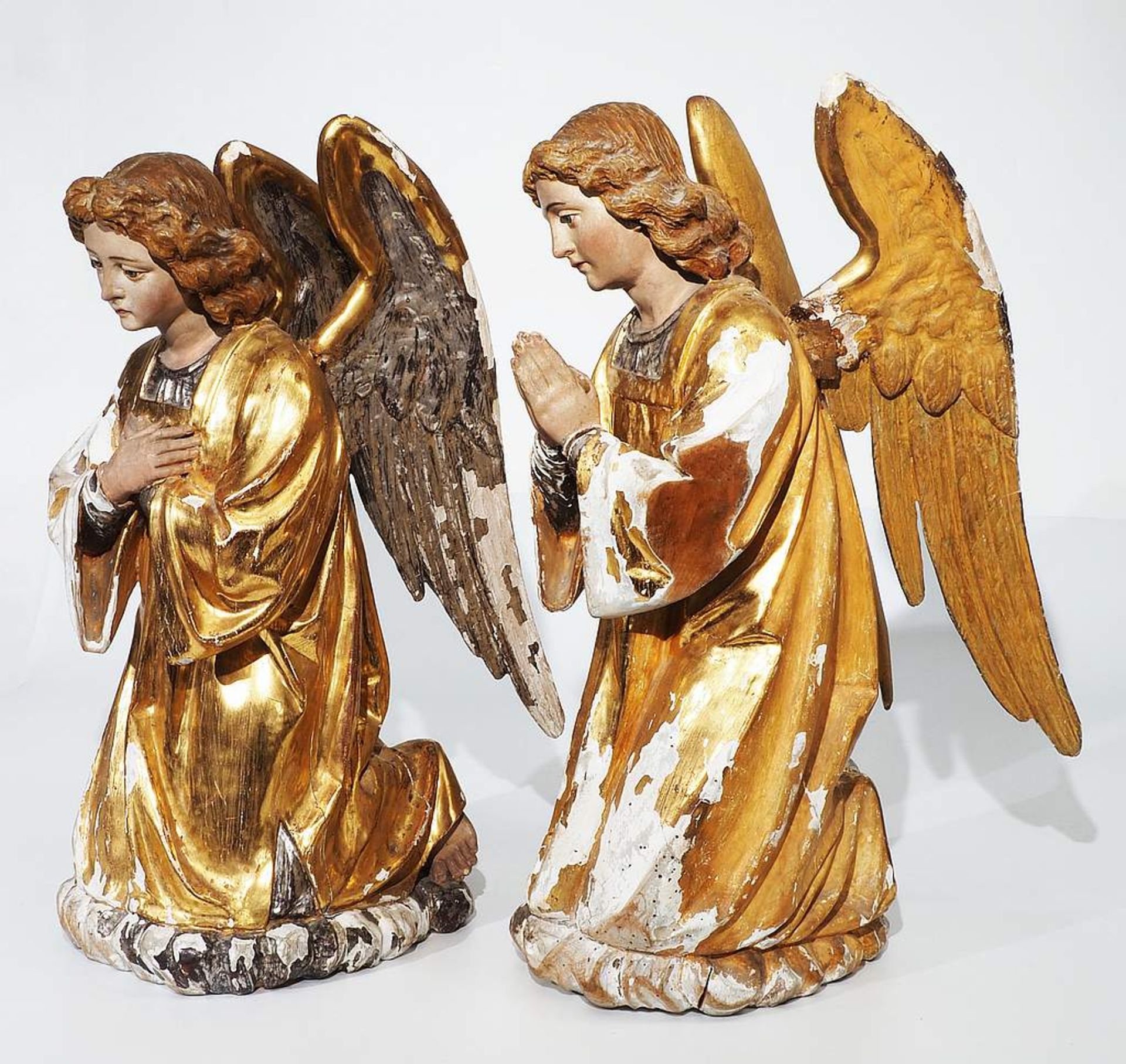 Zwei geflügelte Engel, jeweils knieend. - Image 3 of 6