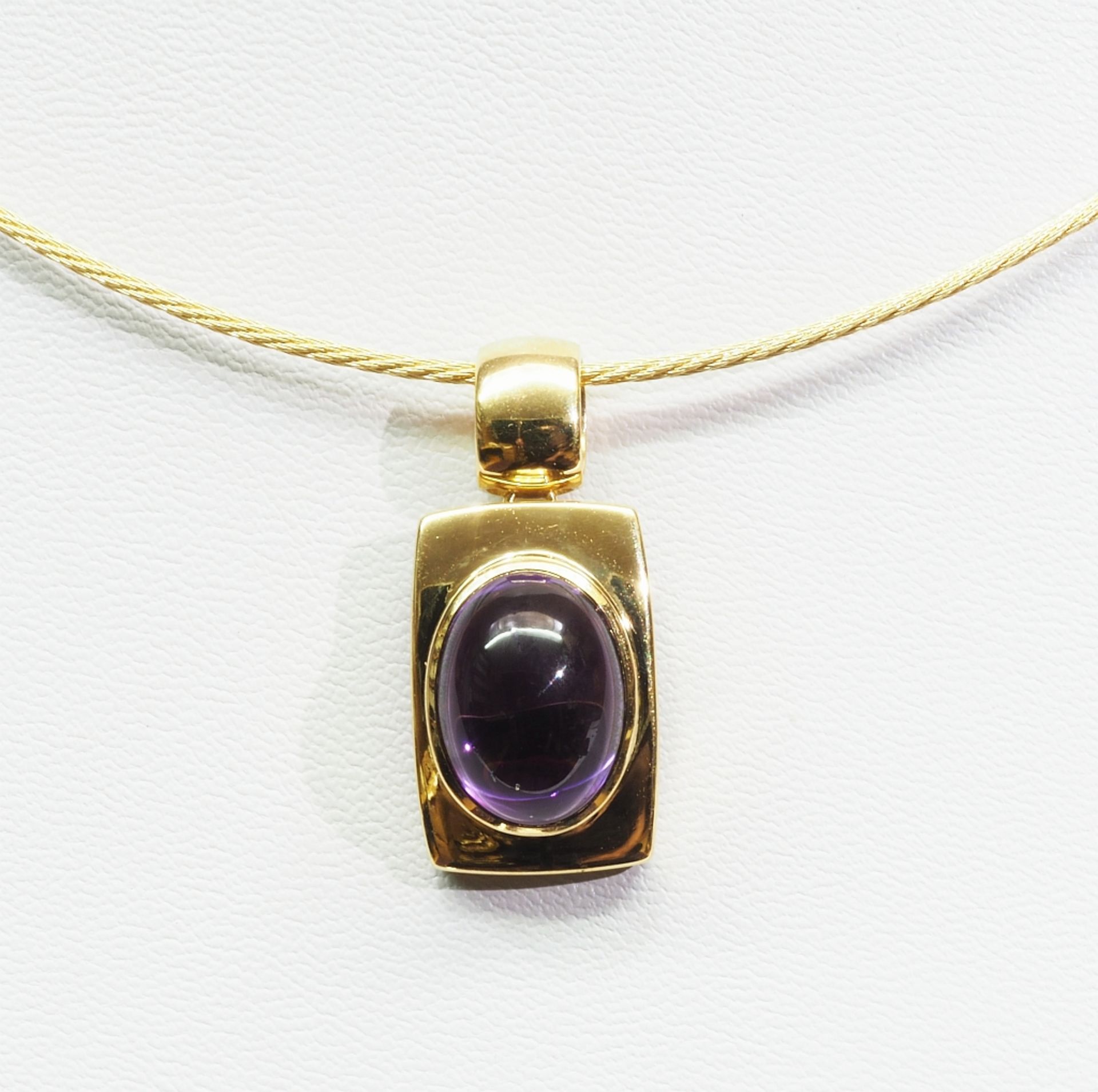 Anhänger mit Amethyst und geflochtenem Halsrreif (FOCHTMANN, München).