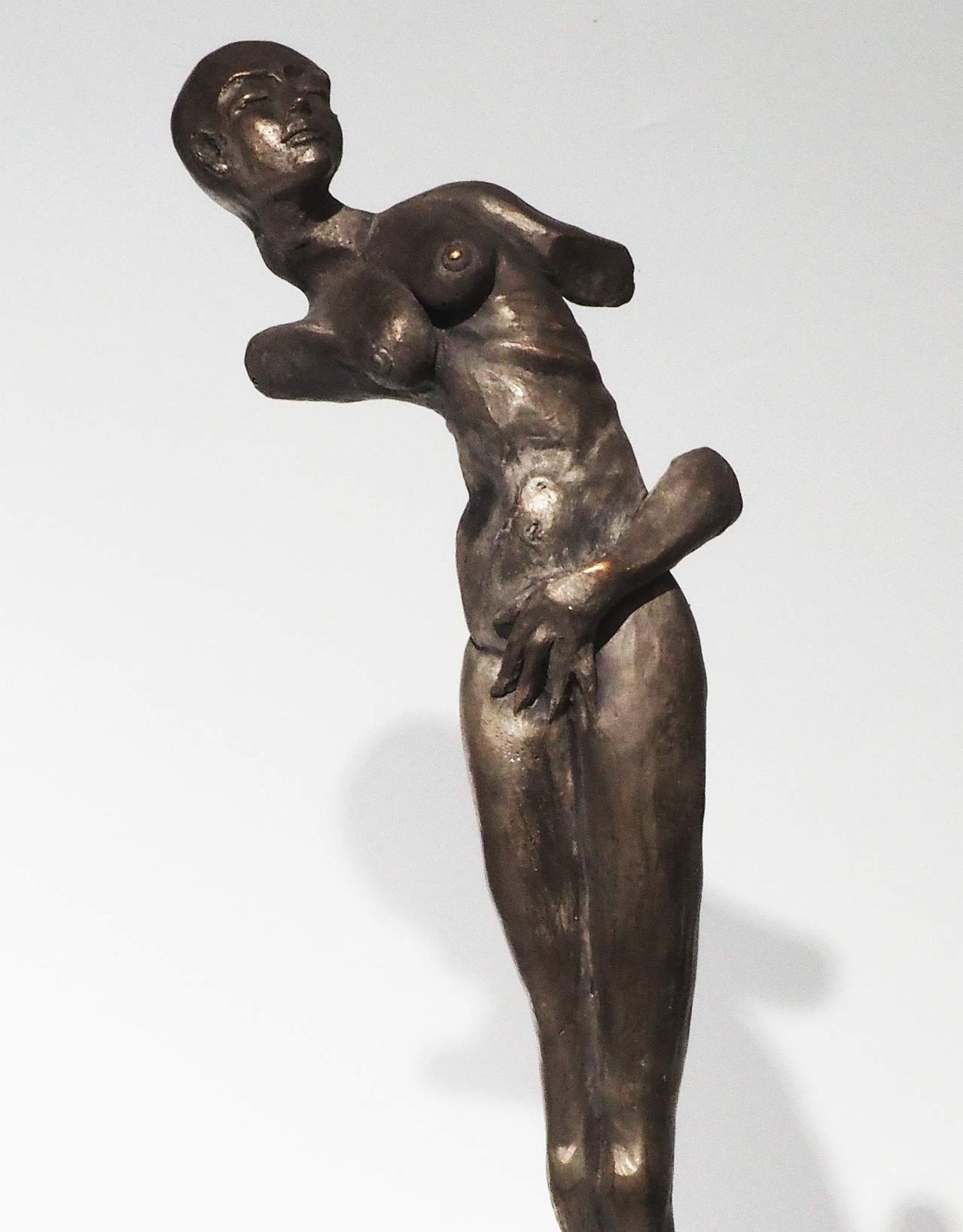 Bronzestatue "Erotik" auf hohem Marmorstein-Podest. - Image 3 of 9
