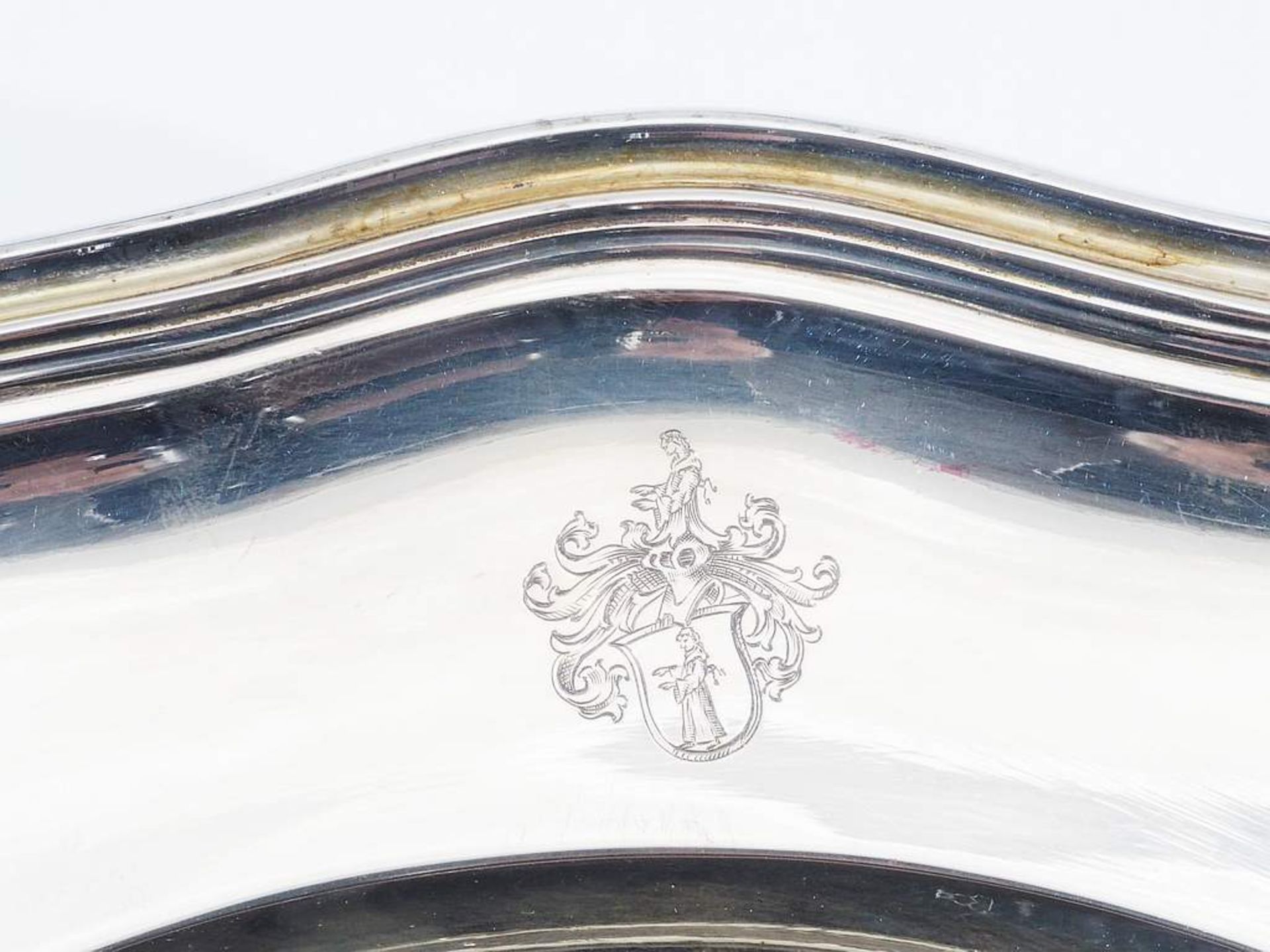 Rundes Serviertablett. 800er Silber. Juwelierstempel Th. Strube & Sohn. - Image 4 of 5