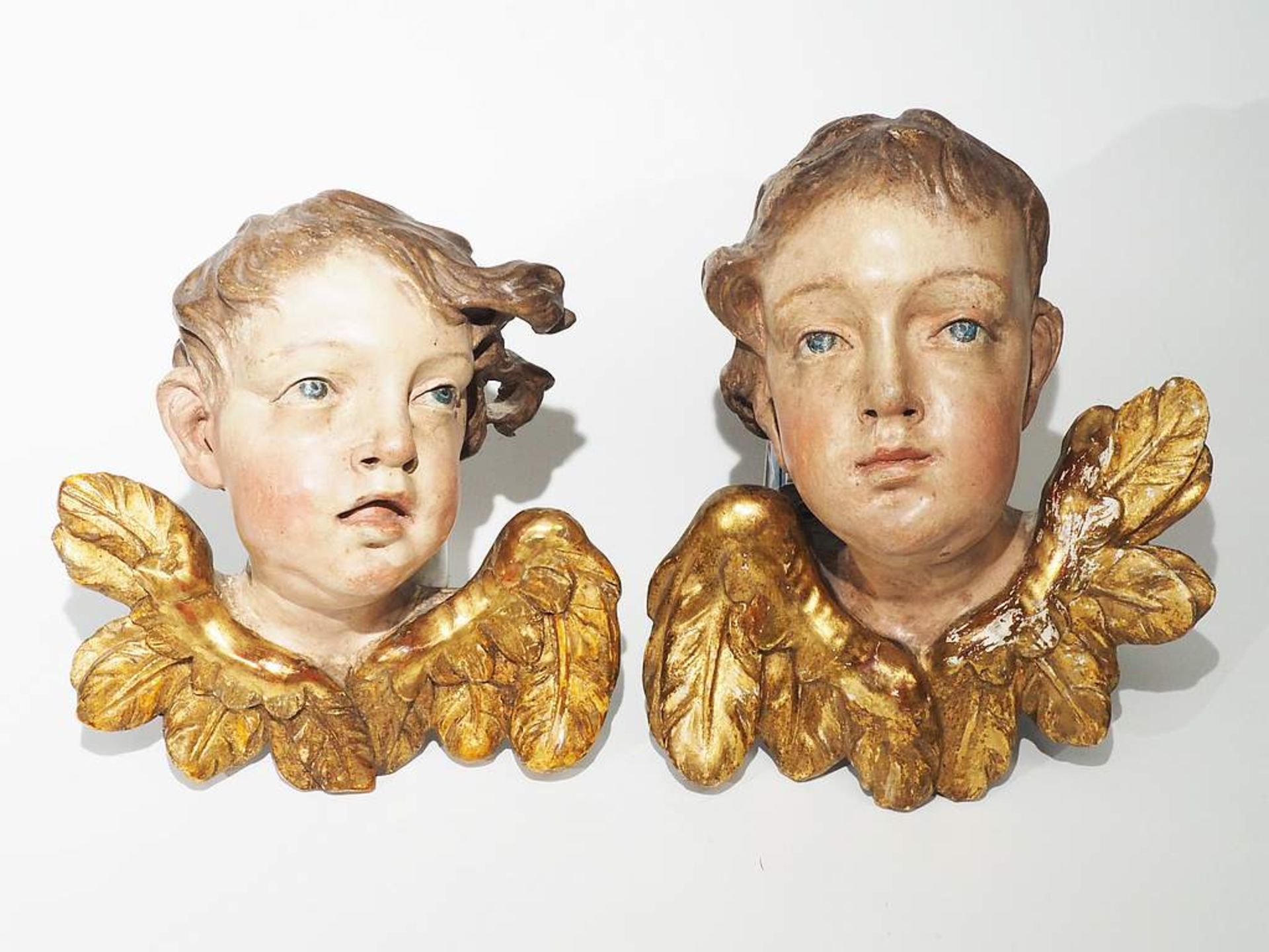 Paar geflügelte Engelköpfe, wohl 18./19. Jahrhundert. - Bild 3 aus 6