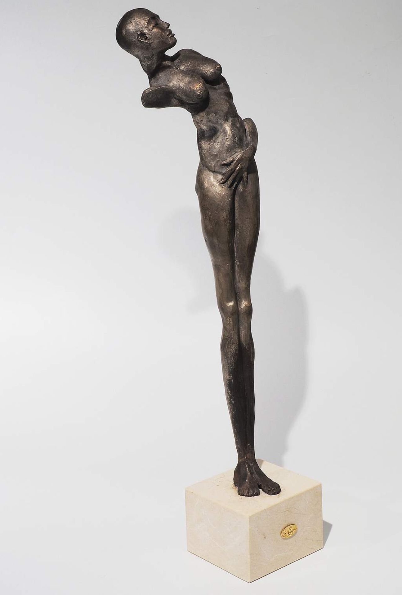 Bronzestatue "Erotik" auf hohem Marmorstein-Podest. - Image 4 of 9