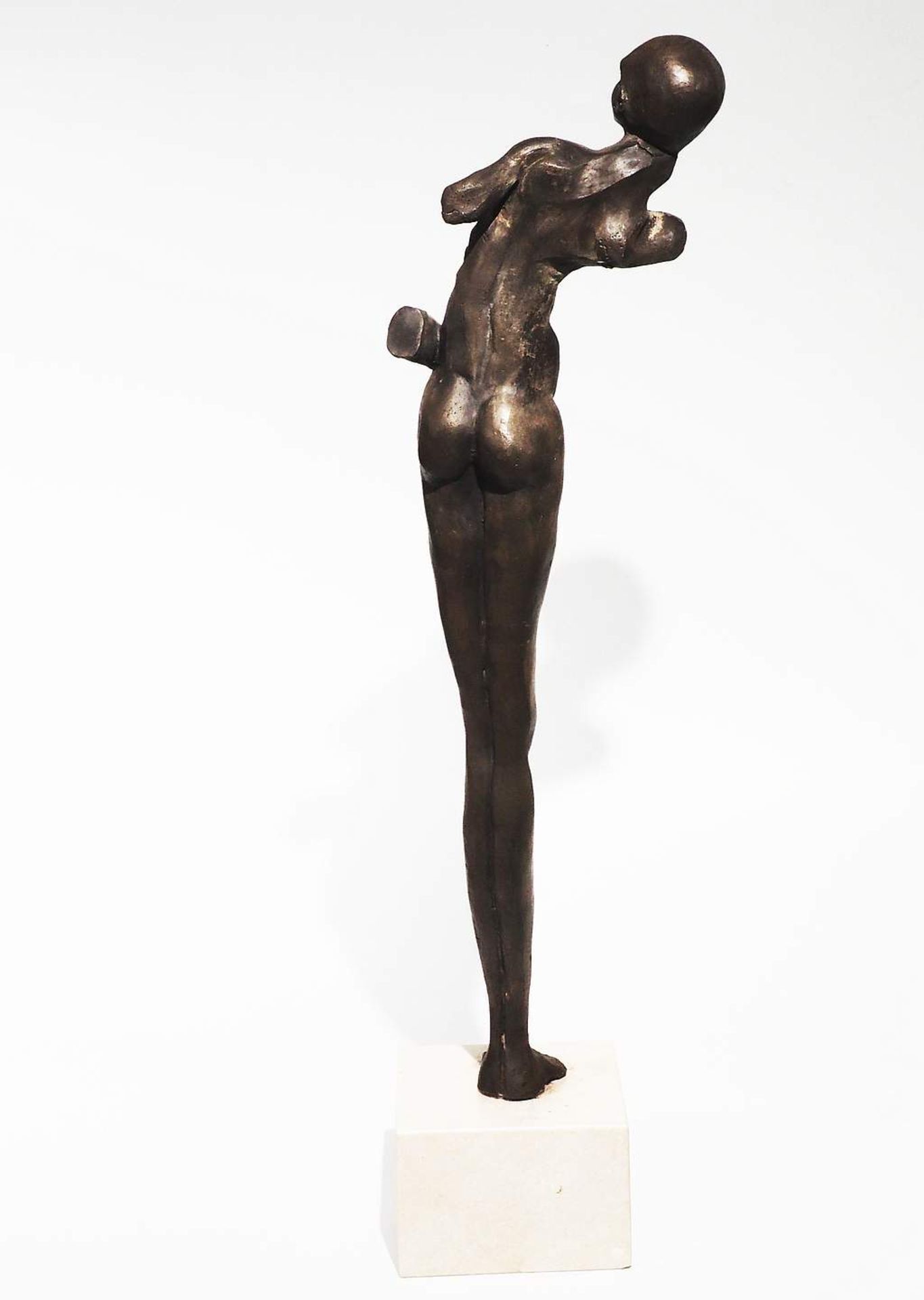 Bronzestatue "Erotik" auf hohem Marmorstein-Podest. - Image 6 of 9