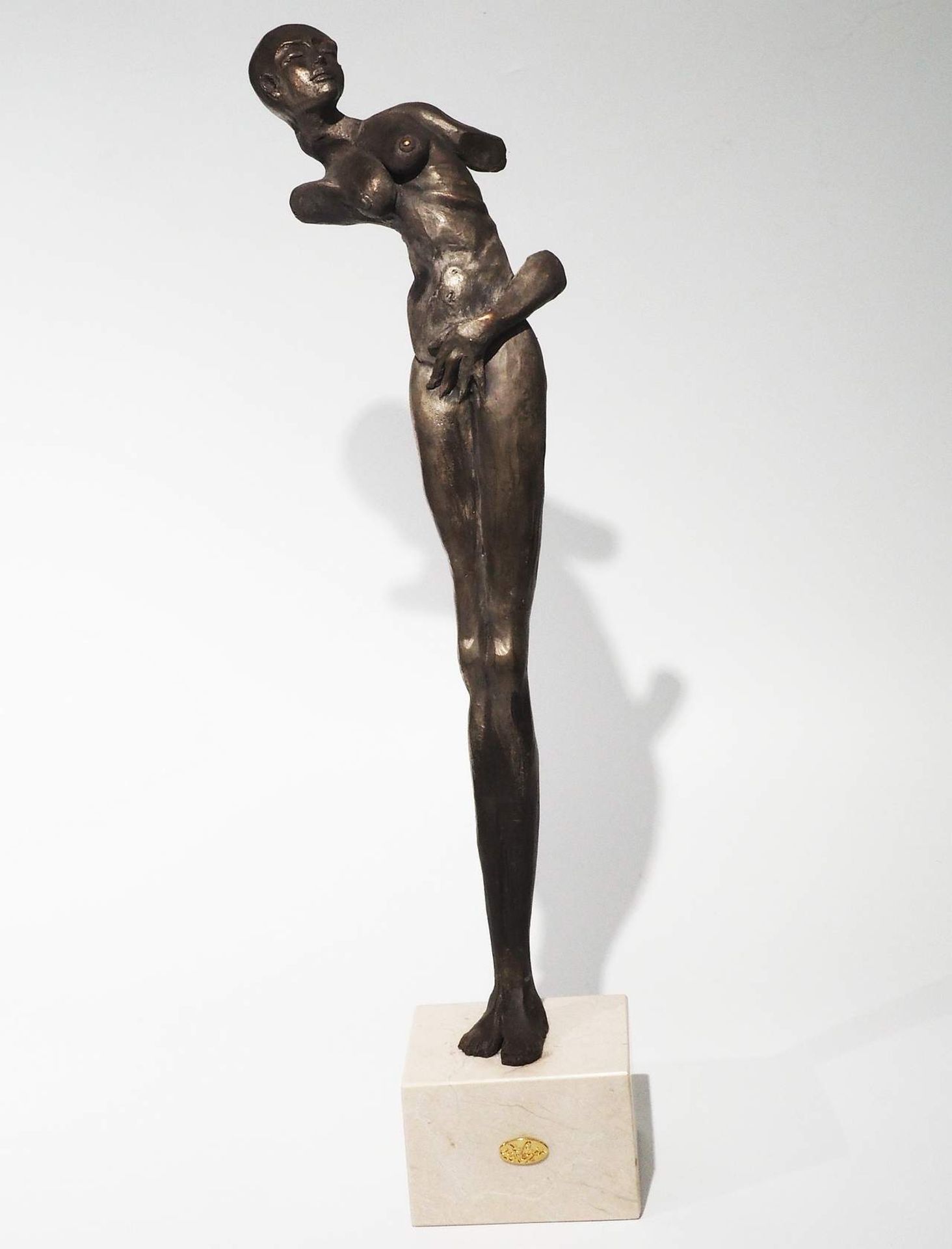 Bronzestatue "Erotik" auf hohem Marmorstein-Podest. - Image 2 of 9