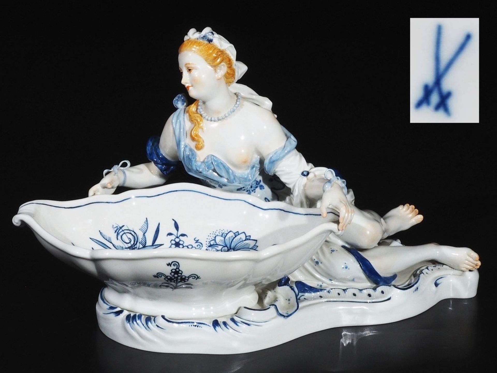 Figürliche Mandelschale. "Liegende Frau an Schale im Dekor Zwiebelmuster". MEISSEN 1980, - Image 8 of 8