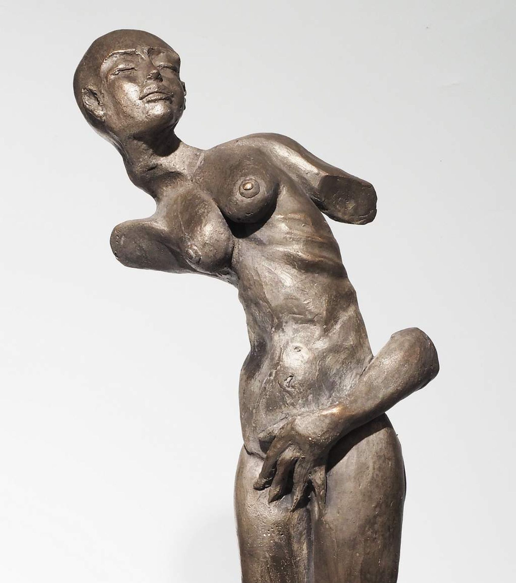 Bronzestatue "Erotik" auf hohem Marmorstein-Podest. - Image 7 of 9
