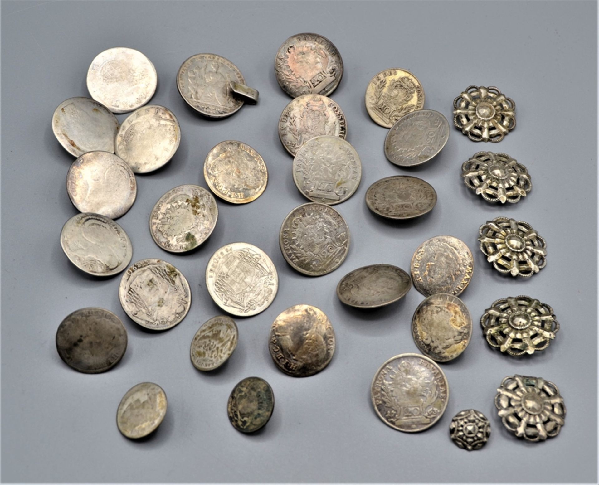Konvolut Münzknöpfe Trachtenknöpfe Silberknöpfe ca. 32 Stück die Münzknöpfe überwiegend mit Silberm