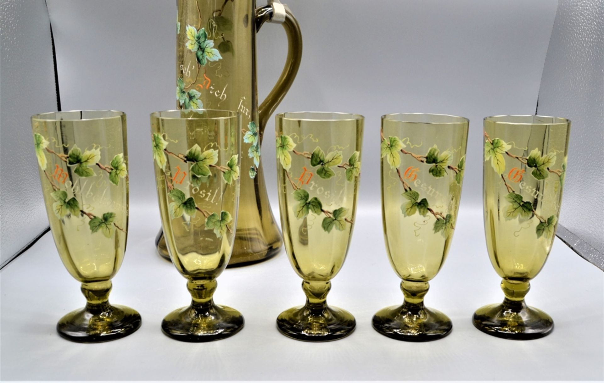 Glas Krug Schankkrug mit 5 Gläsern um 1900, emailliert mit Hopfen Stauden und Trinksprüchen, mundge - Image 3 of 3