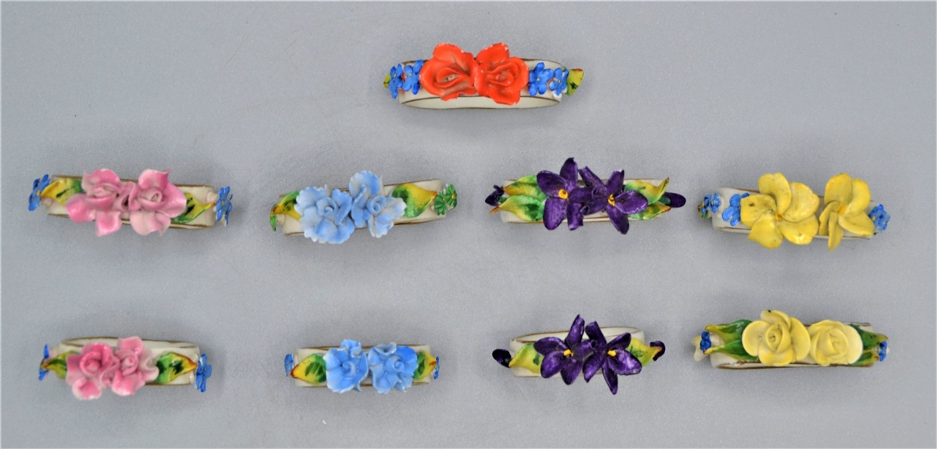 Porzellan Serviettenringe mit feinen modellierten Blüten, 9 Stück, handbemalt, kleine Beschädigunge - Image 4 of 4