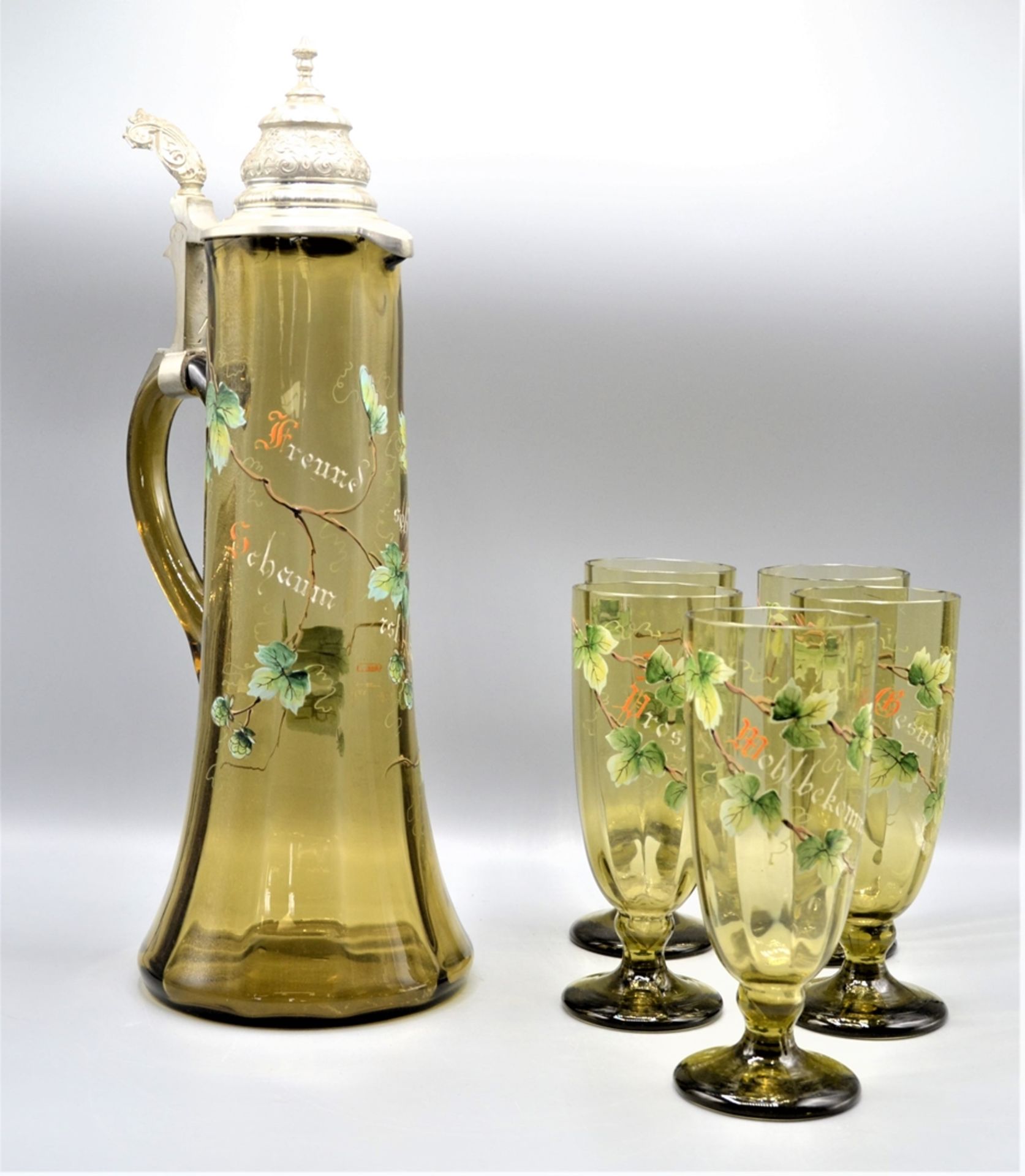 Glas Krug Schankkrug mit 5 Gläsern um 1900, emailliert mit Hopfen Stauden und Trinksprüchen, mundge