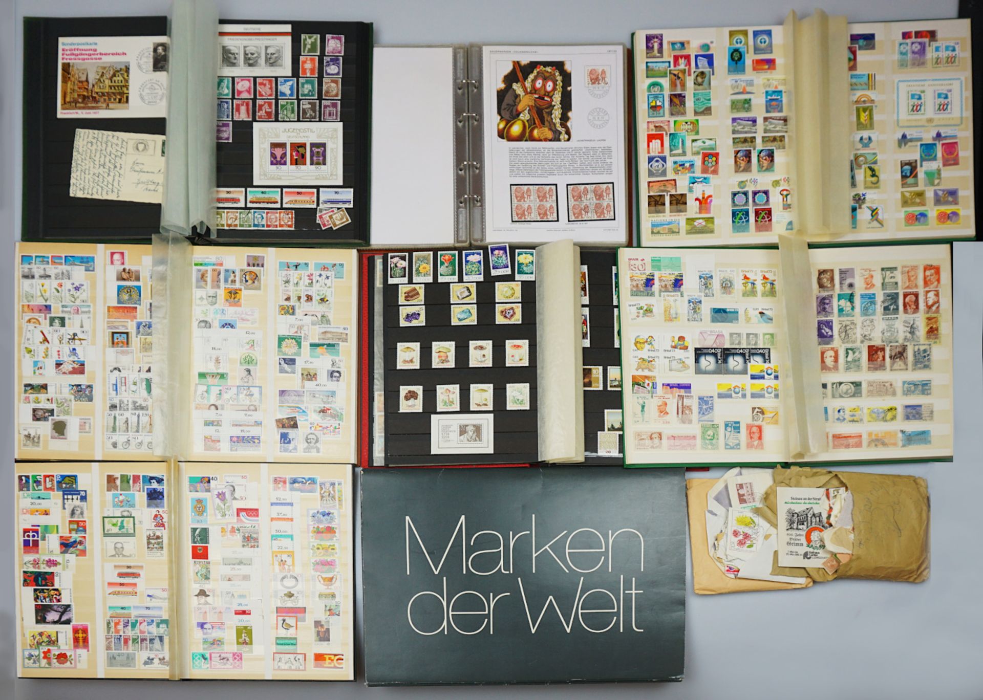 1 Konv. Briefmarken 20. Jh. BRD, Alle Weltin 7 Alben sowie Briefmarkenbögen lose, Sam