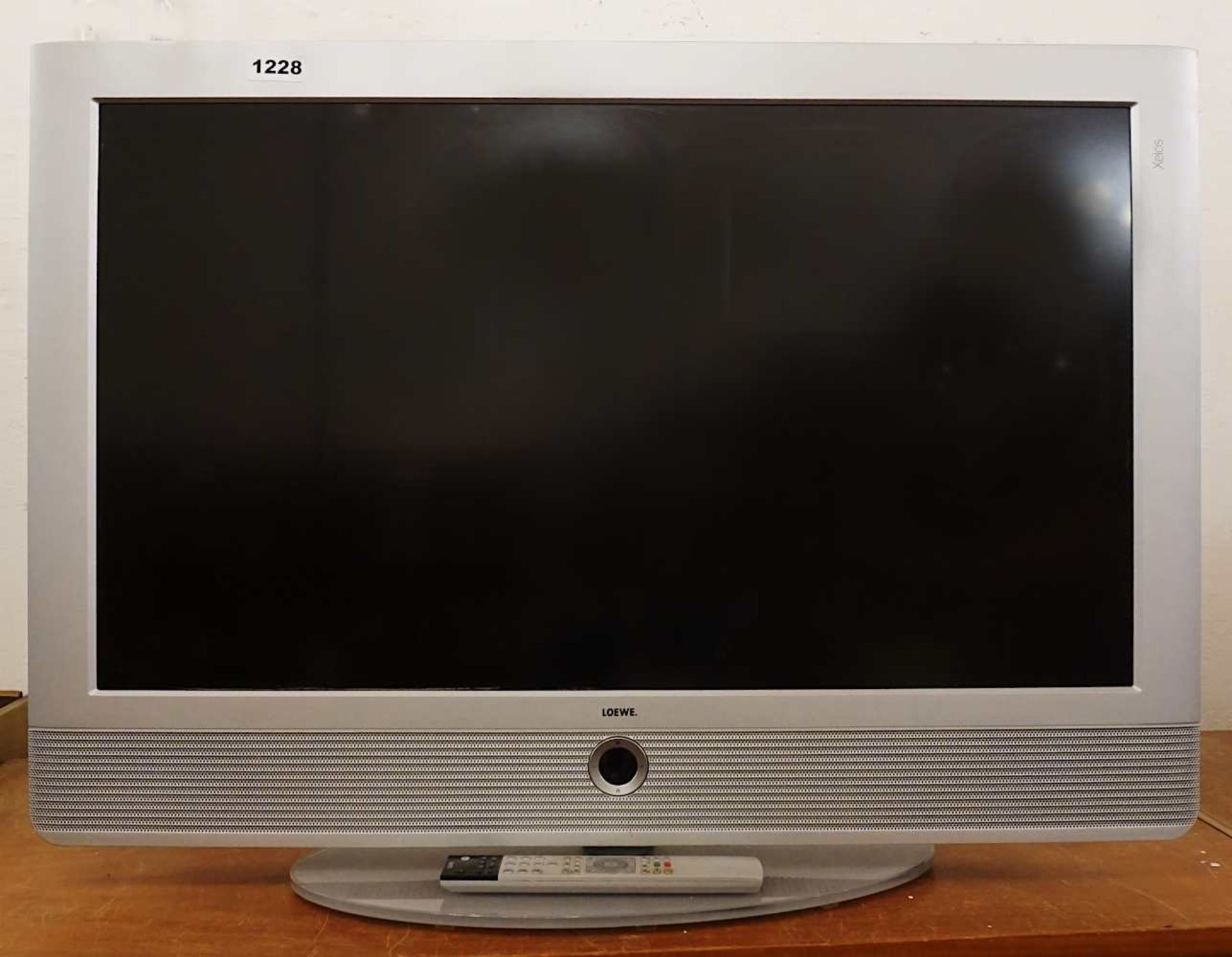 1 Flachbildschirmfernseher LOEWE "Xelos"ca. 37 Zoll, drehbar, auf Glasplatte, mit Fern