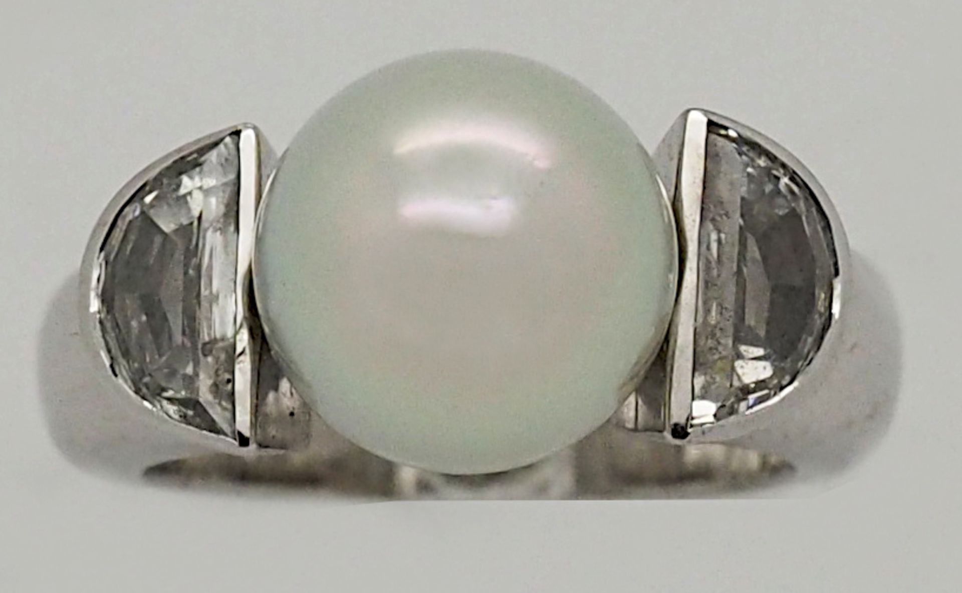 1 Damenring WG 18ct.lt. Rechnung zentral Akoya-Perle, 2 Diam. "Halfmoon" zus. 0,89ct.