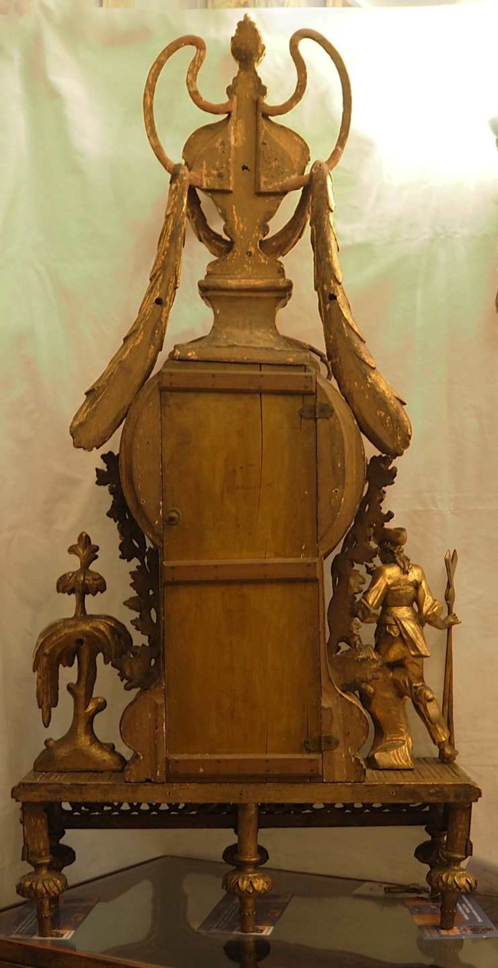 1 Prunkuhr wohl um 1780 Louis Seize, Holz geschnitzt, goldstaffiert,Uhrgehäuse auf Po - Bild 3 aus 5