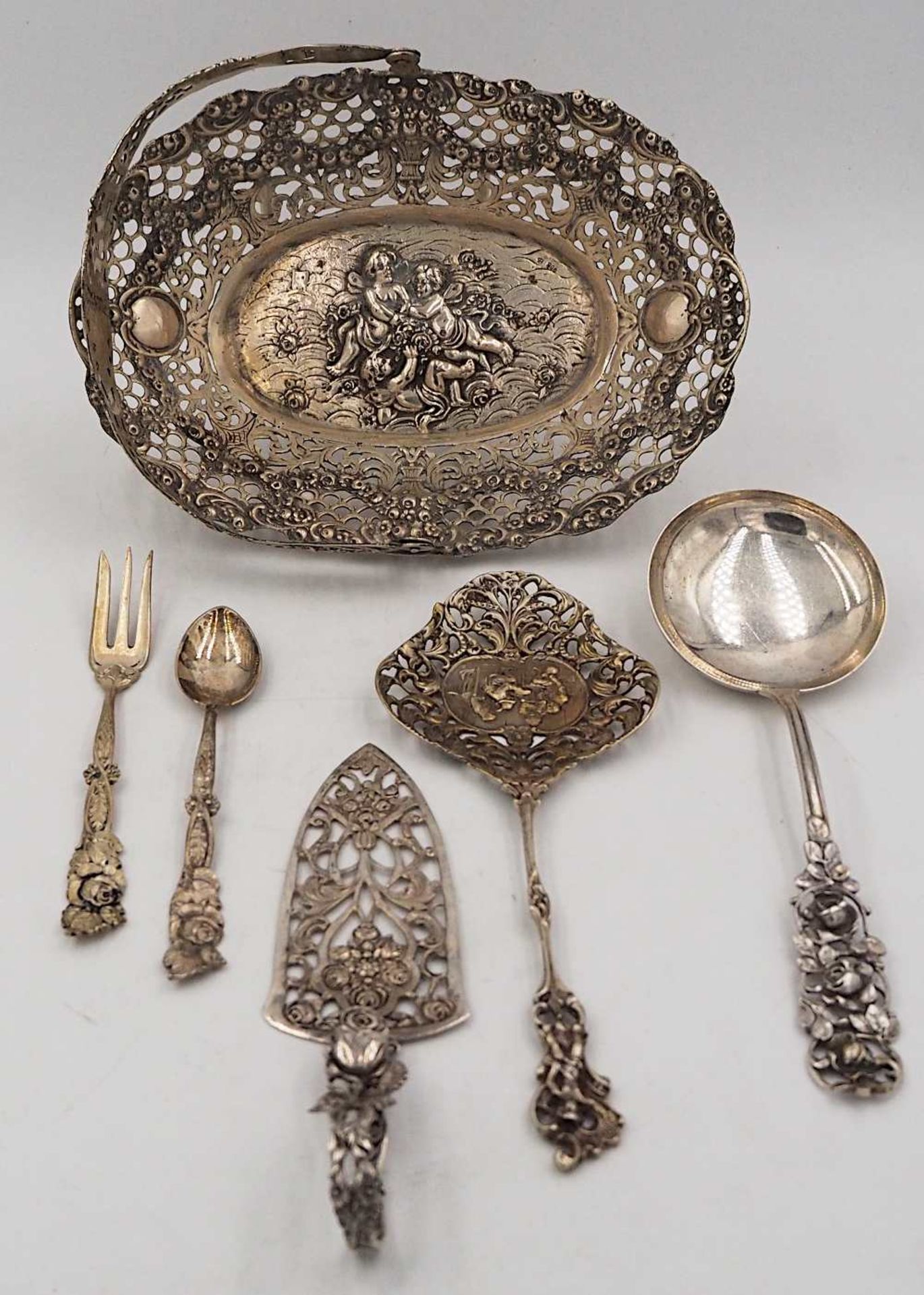 1 Konv. Silberobjekte Si. 800/925:Kaffeekern, Platte, Henkelkörbchen sowie Vorlege-/B - Image 2 of 4