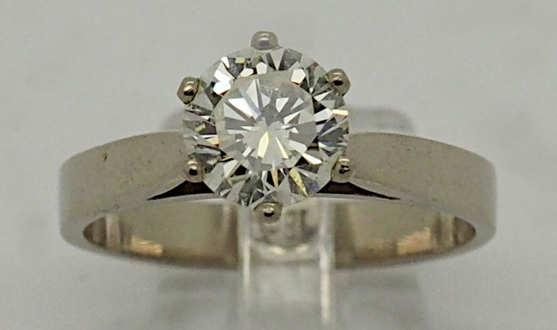 1 Damenring WG 18ct., Solitärbrillant, ca. 1,5ct., 6-Krappenfassungca. Ringgröße 54