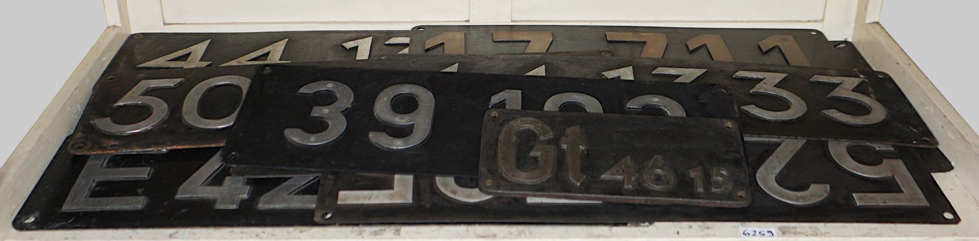 1 Konv. Eisenbahnschilder Metall 20. Jh.versch. Nummern "DB" u.a., in versch. Größen