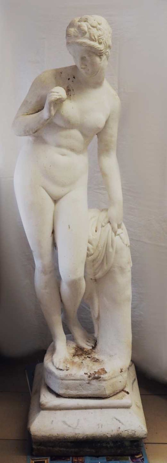 1 Gartenfigur "Venus mit dem Apfel des Paris" (Kopie nach CANOVA) Beton weiß gefassta