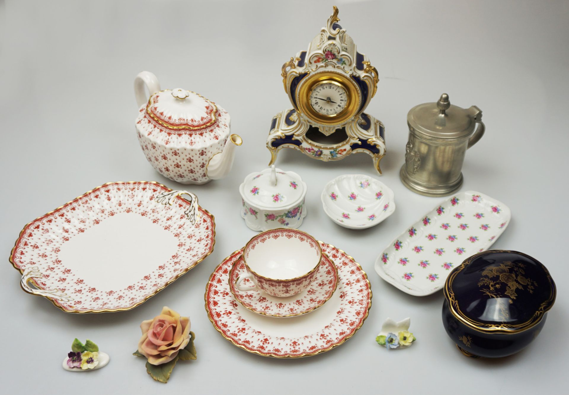 1 Konv. Porzellan versch. Marken:1 Kaffeeservice SPODE, England "Fleur de Lys red" gol