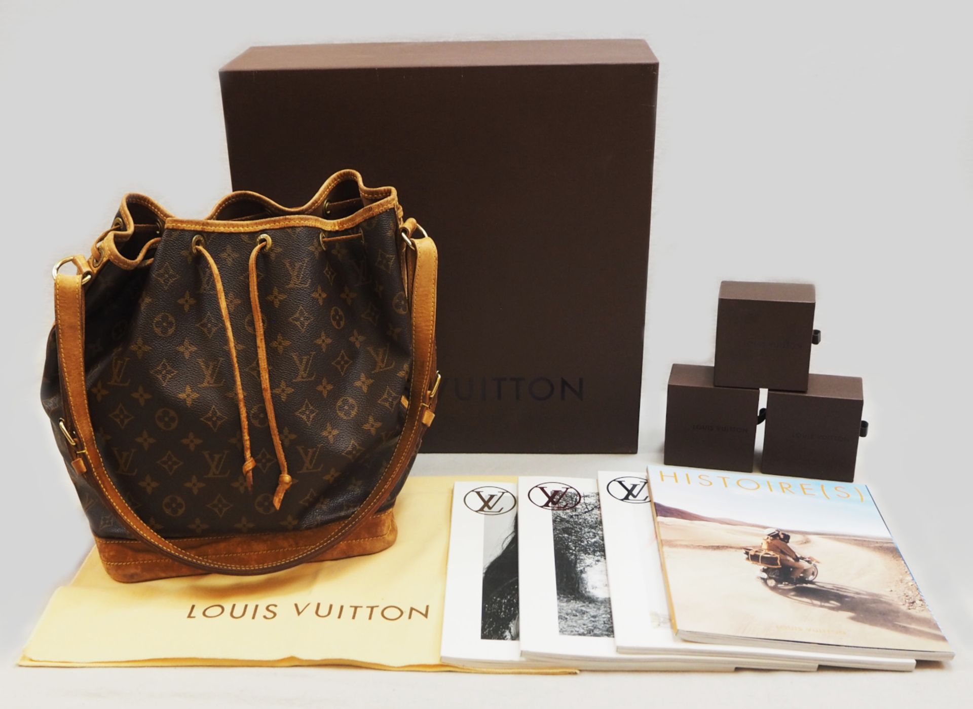 1 Schultertasche LOUIS VUITTON "Sac Noé" starke Gsp. ca. H 32, B ca. 38cm sowie Staub