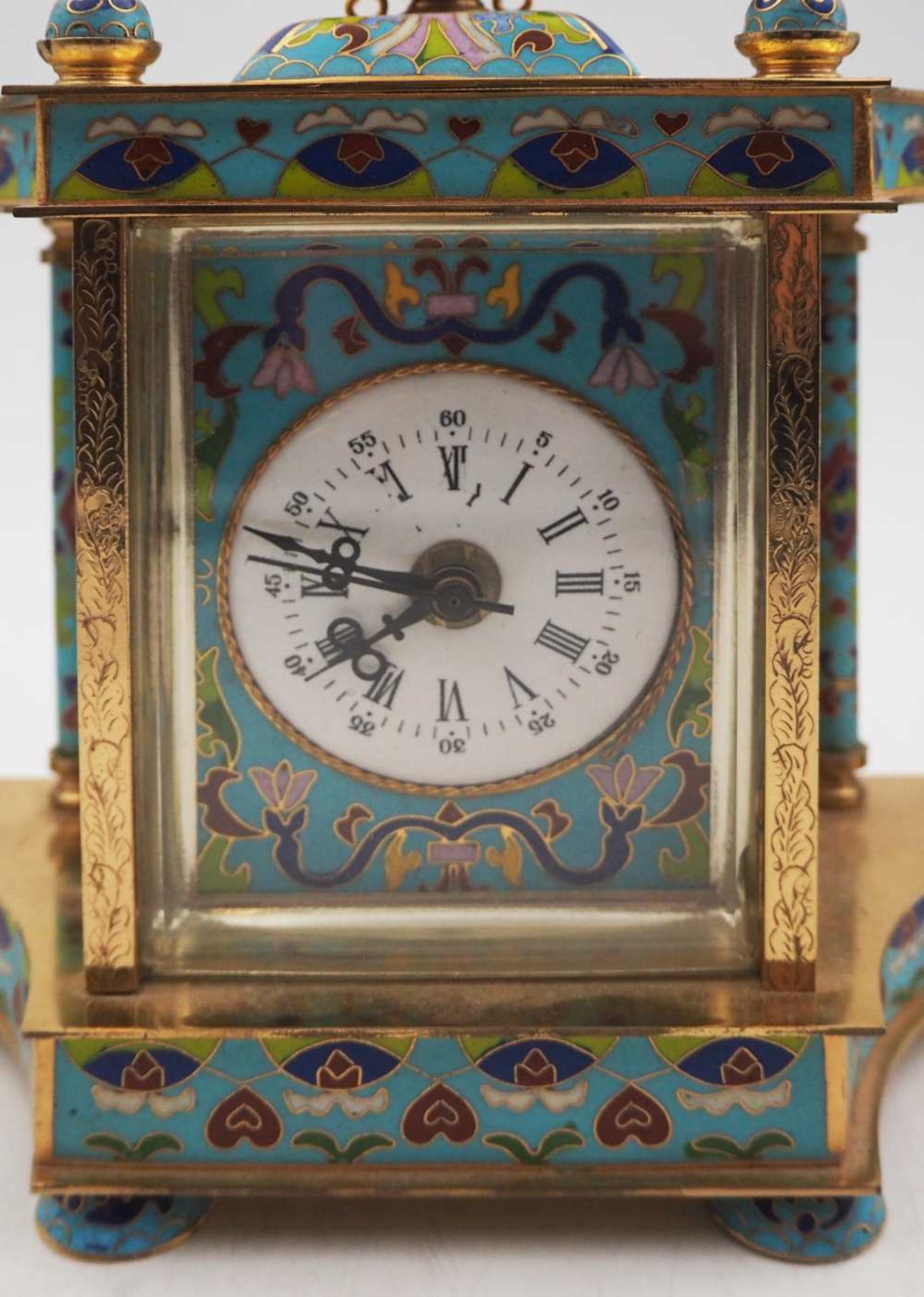 1 Tischuhr wohl Ende 19. Jh., Metall mit Cloisonné-Arbeiten Gehäuse mit 2 großen Po - Bild 2 aus 6