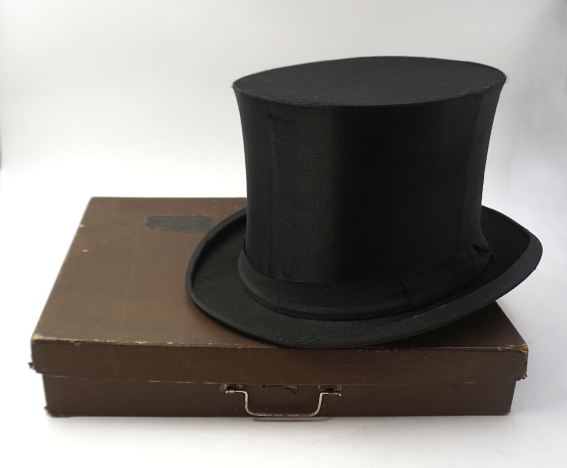 1 Chapeau Claque REGENT "Diplomat" H ca. 13cm, in Originaltransportkoffer sowie 1 Chap - Bild 2 aus 5