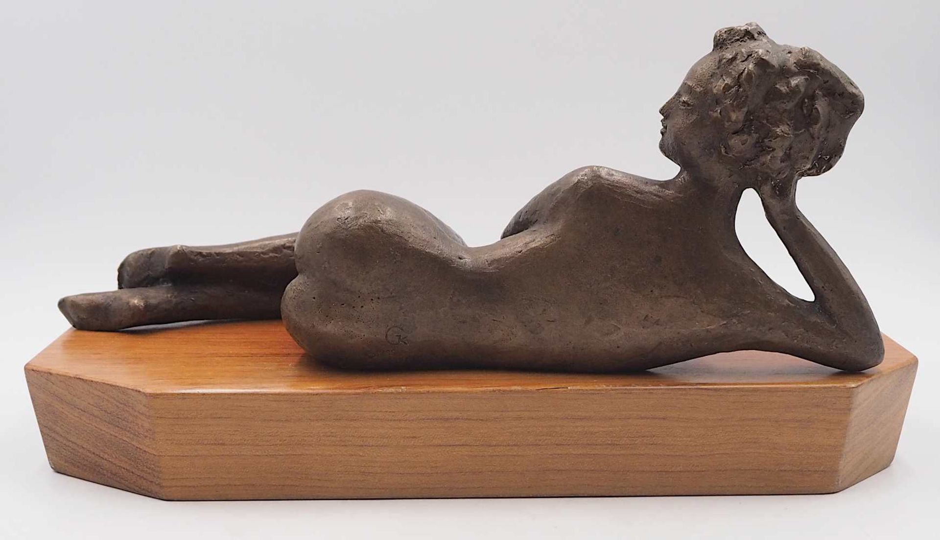 1 Bronzefigur "Liegender Damenakt" 20. Jh. rückseitig monogrammiert GK Gießereistemp - Bild 3 aus 6