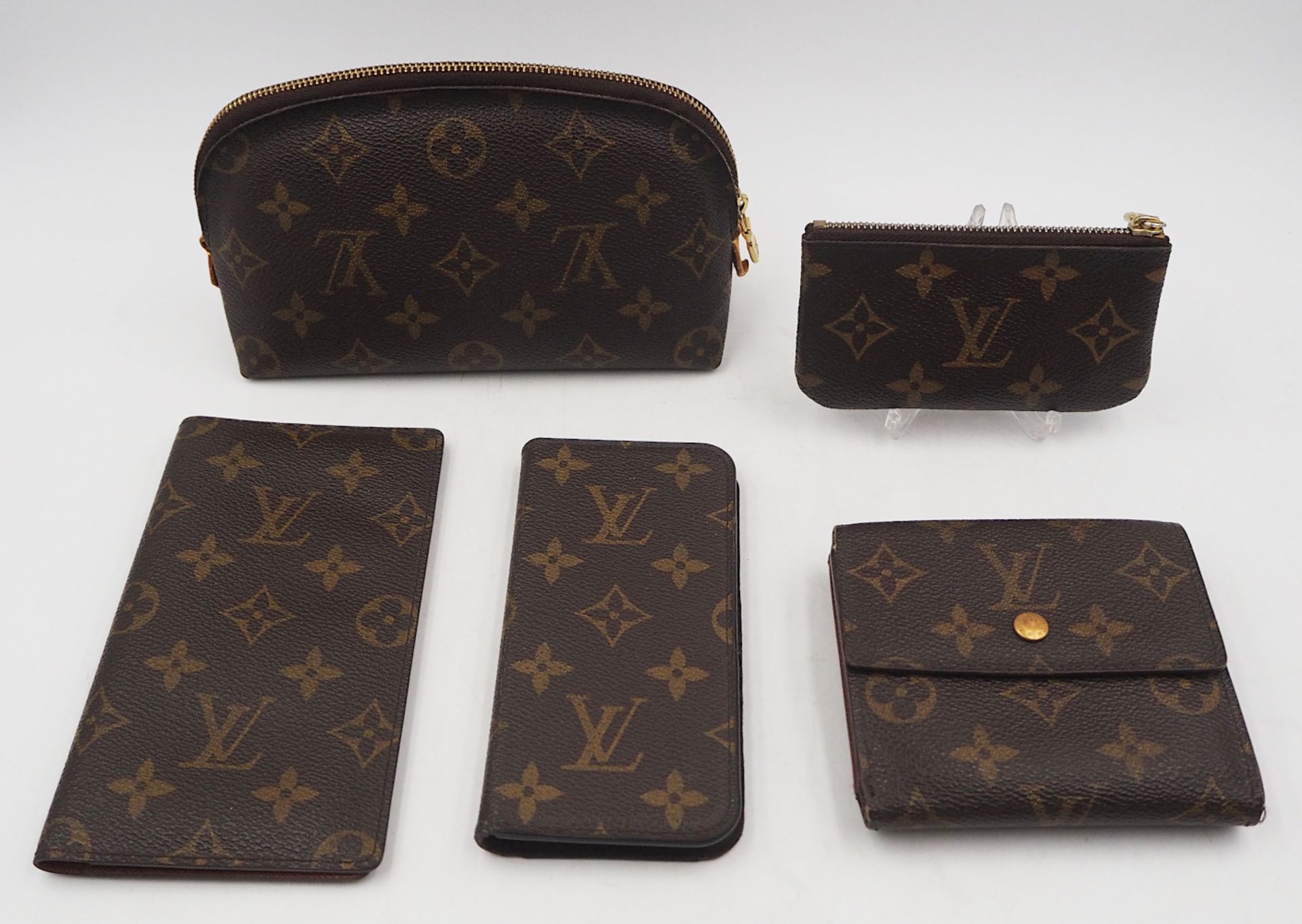 1 Konv. Börsen/Etuis LOUIS VUITTON "Monogram", Epi-Leder versch. Gr., z.T. mit Staubb - Bild 2 aus 2