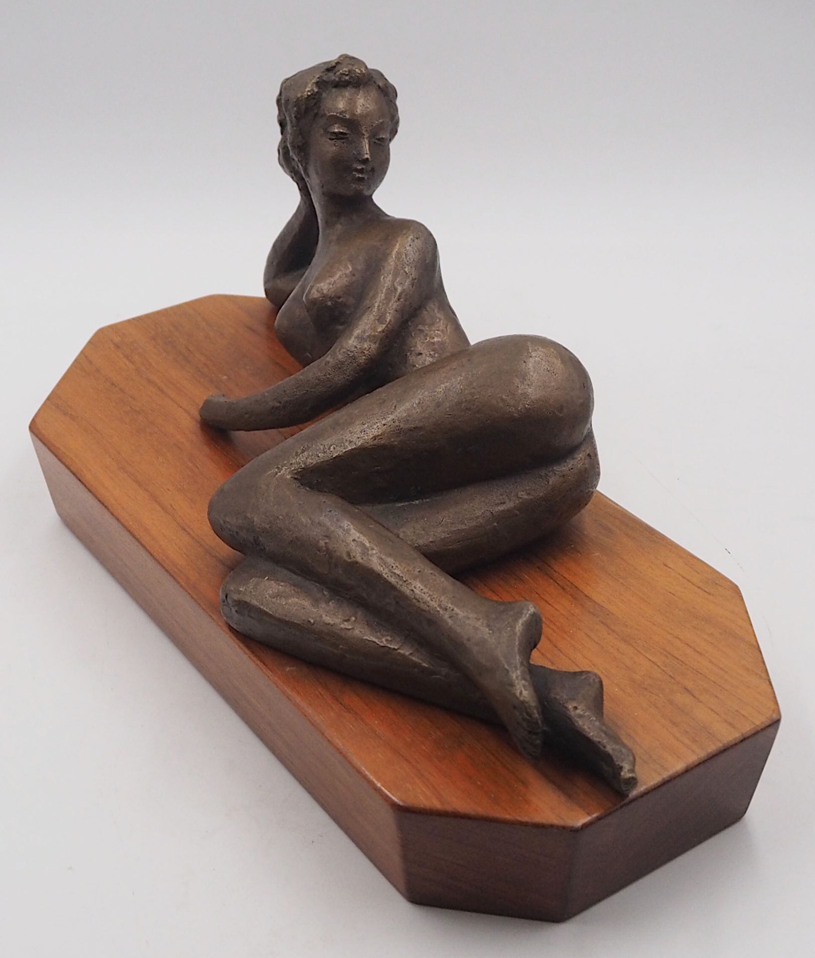 1 Bronzefigur "Liegender Damenakt" 20. Jh. rückseitig monogrammiert GK Gießereistemp - Bild 5 aus 6