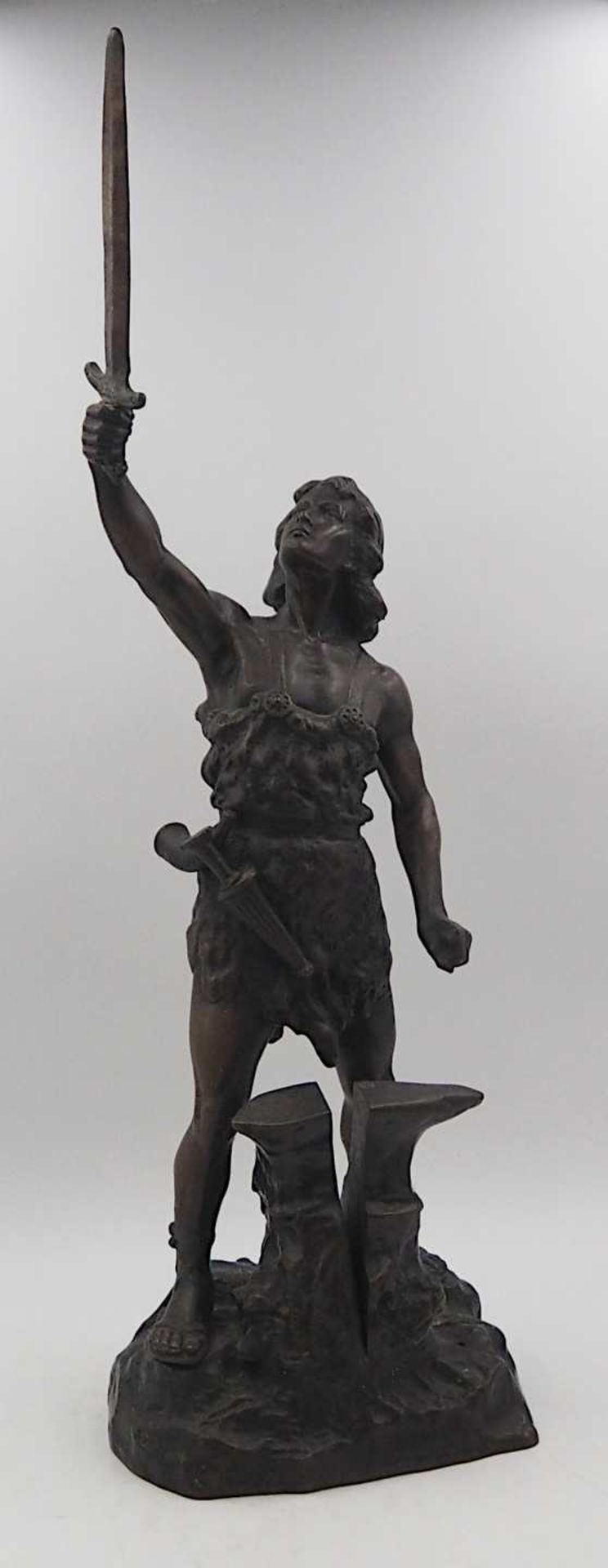 1 Bronzefigur "Siegfried beim Schmieden von Schwert Nothung" rücks. bez. KIRCHNER (wo