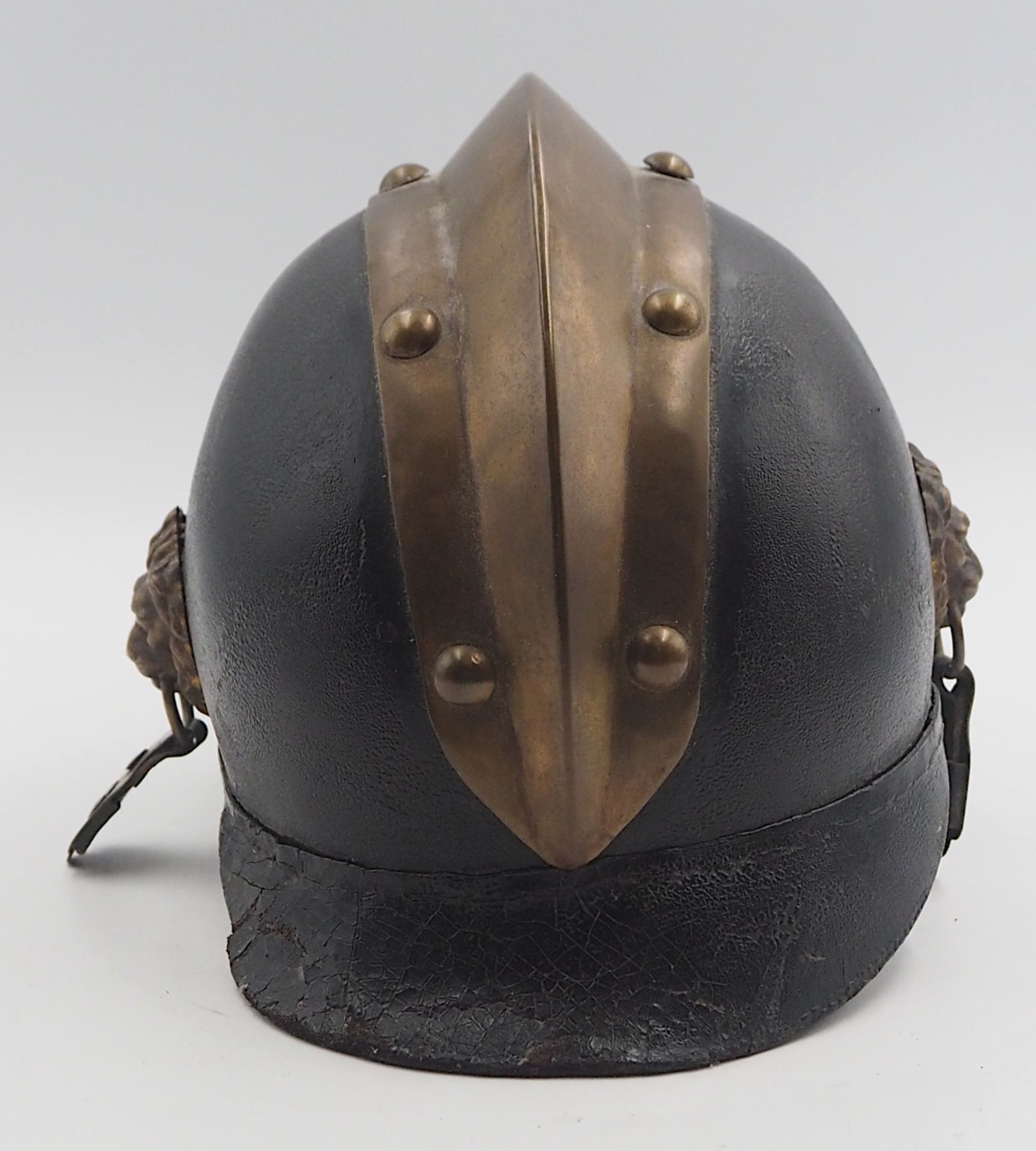 1 Feuerwehrhelm wohl Bayern Anfang 20. Jh. Lederglocke mit Messingkamm, seitlich je Löwenkopf,