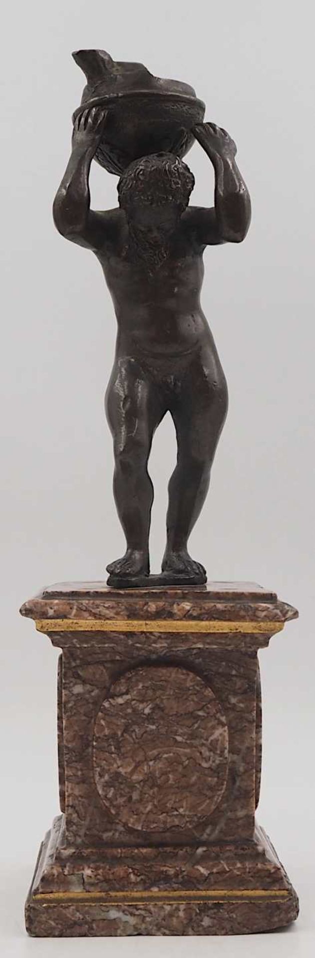 1 Figur Bronze wohl Anfang 20. Jh. "Atlant, ein Öllicht haltend" auf Marmorsockel, Ge