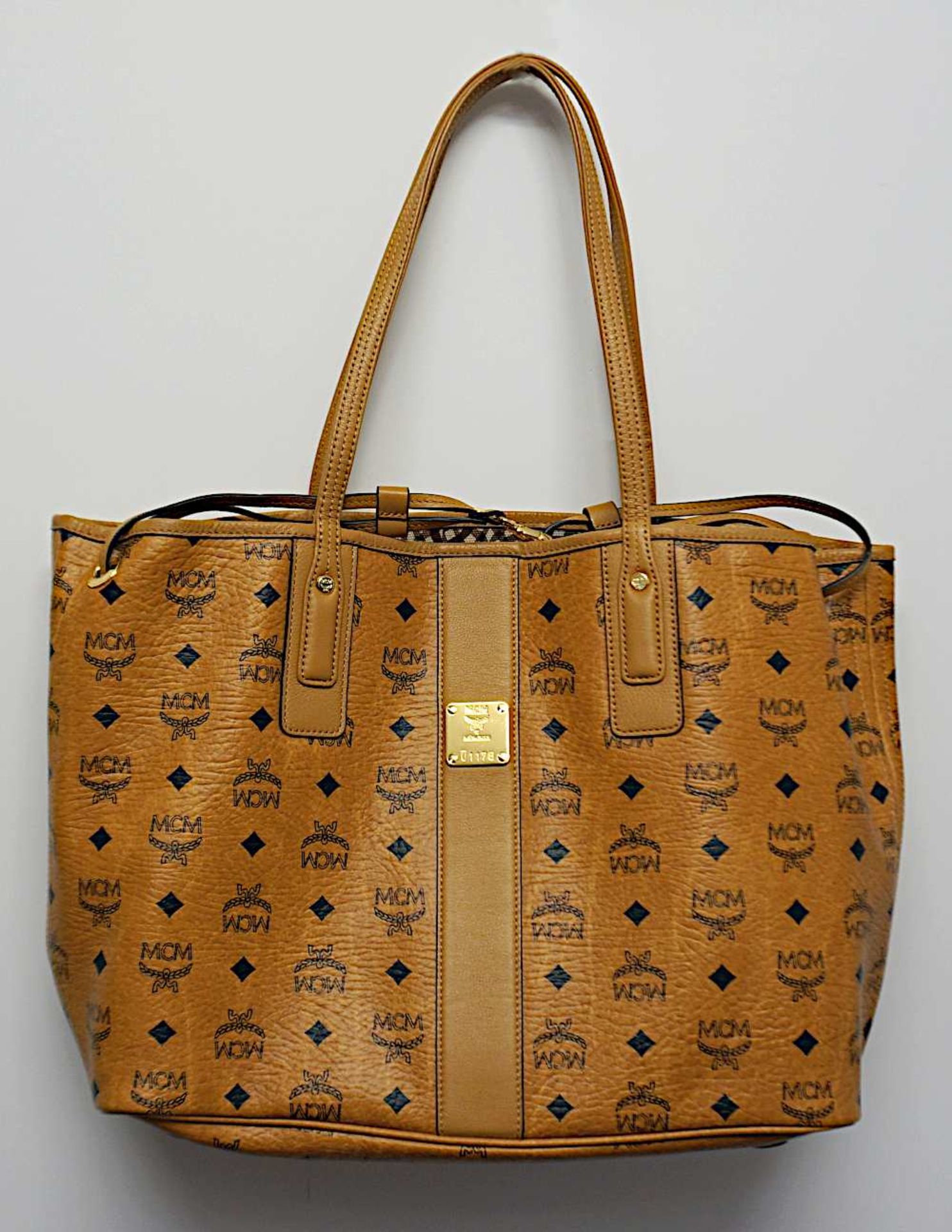 1 Damenhand-/-schultertasche MCM Monogram camel mit Innentasche und Staubbeutel, H ca.