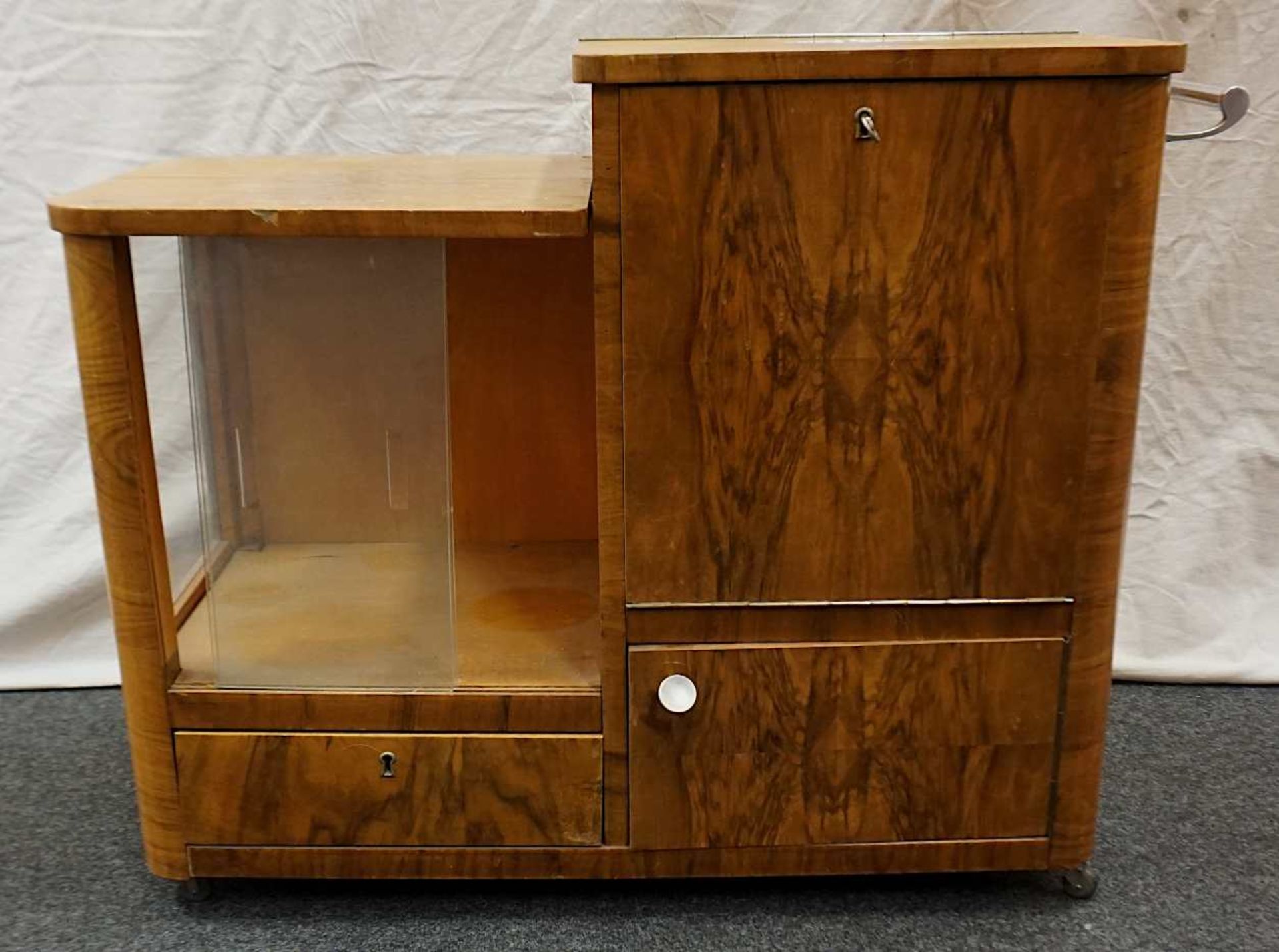 1 Barschrank wohl 1950er/1960er Jahre Korpus aufklappbar mit verglaster Minibar, Schub