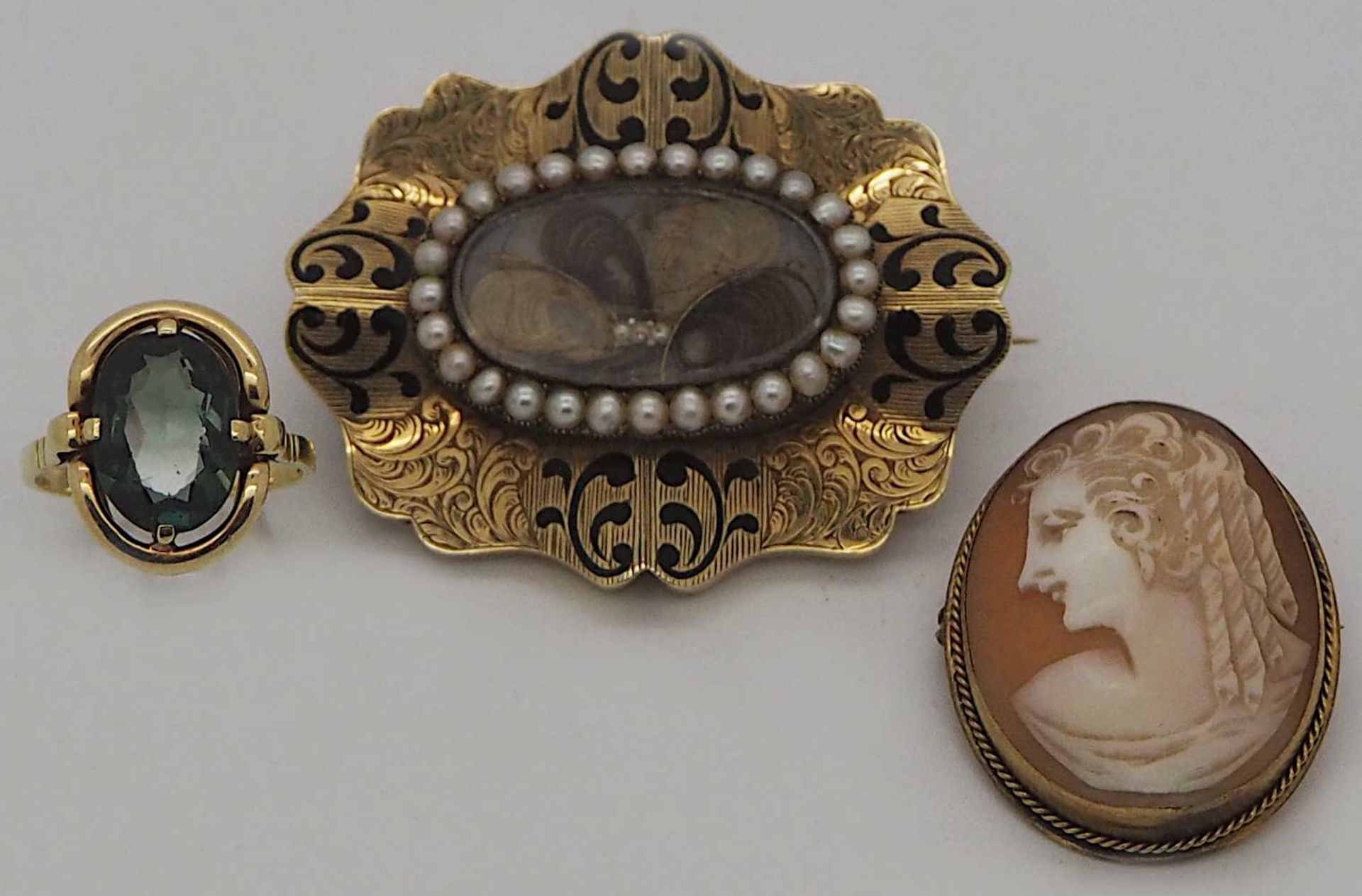 1 Konv. Schmuck z.T. um 1850 der Familie WELCH, wohl England mit Perlen, Federn u.a.,