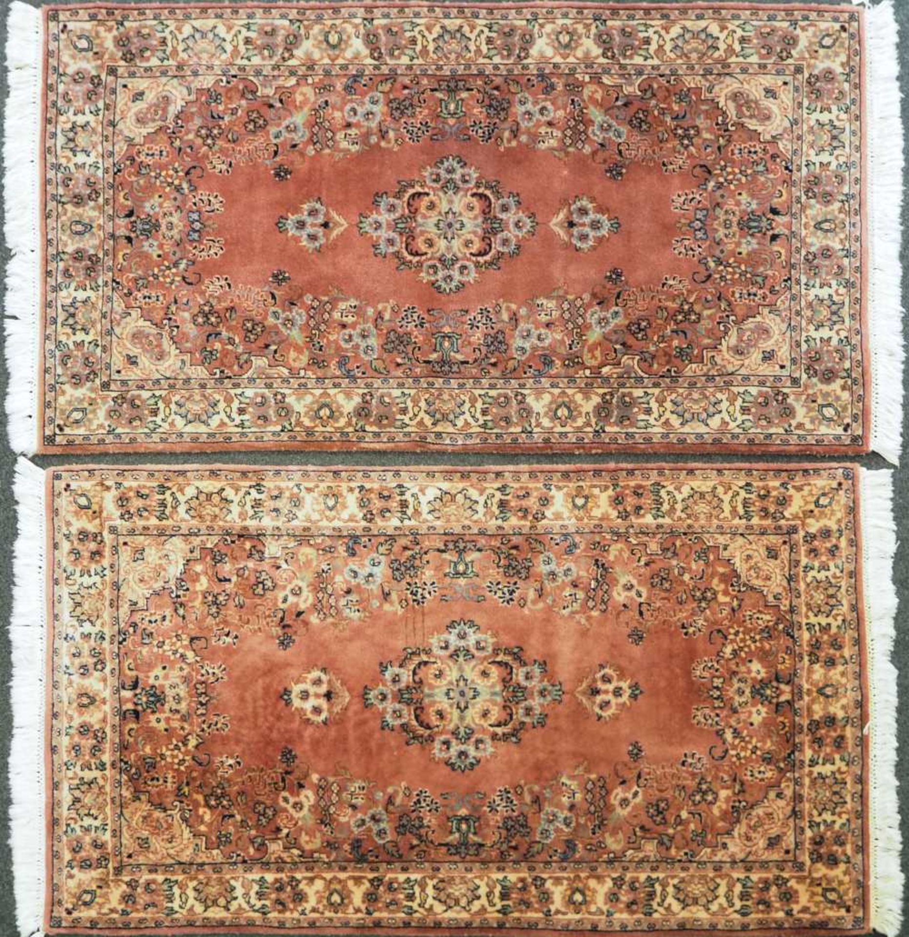 1 Konv. Brücken 20. Jh.: 1x beigegrundig mit floralem Dekor ca. 181x120cm sowie 1 Pen