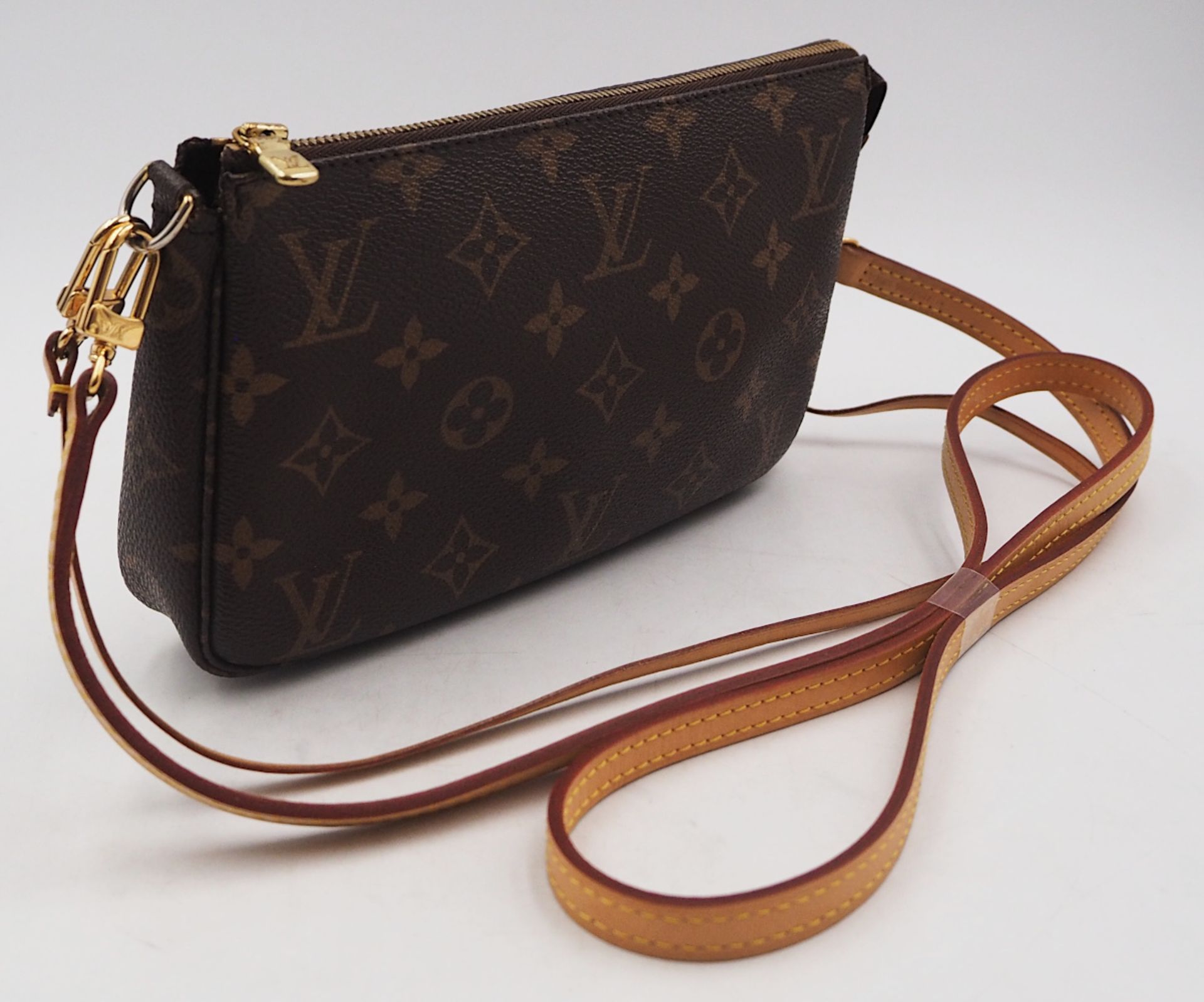 1 Tasche Louis VUITTON "Pochette Accessoires" mit 2 unterschiedlich langen Riemen, Gsp - Bild 2 aus 2