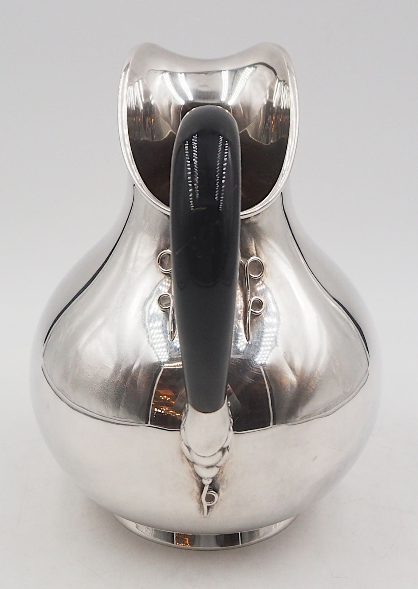 1 Kanne gemarkt Silber 835 birnenförmig, mit Weinrebendekor und Holzgriff, H ca. 19cm - Bild 2 aus 4