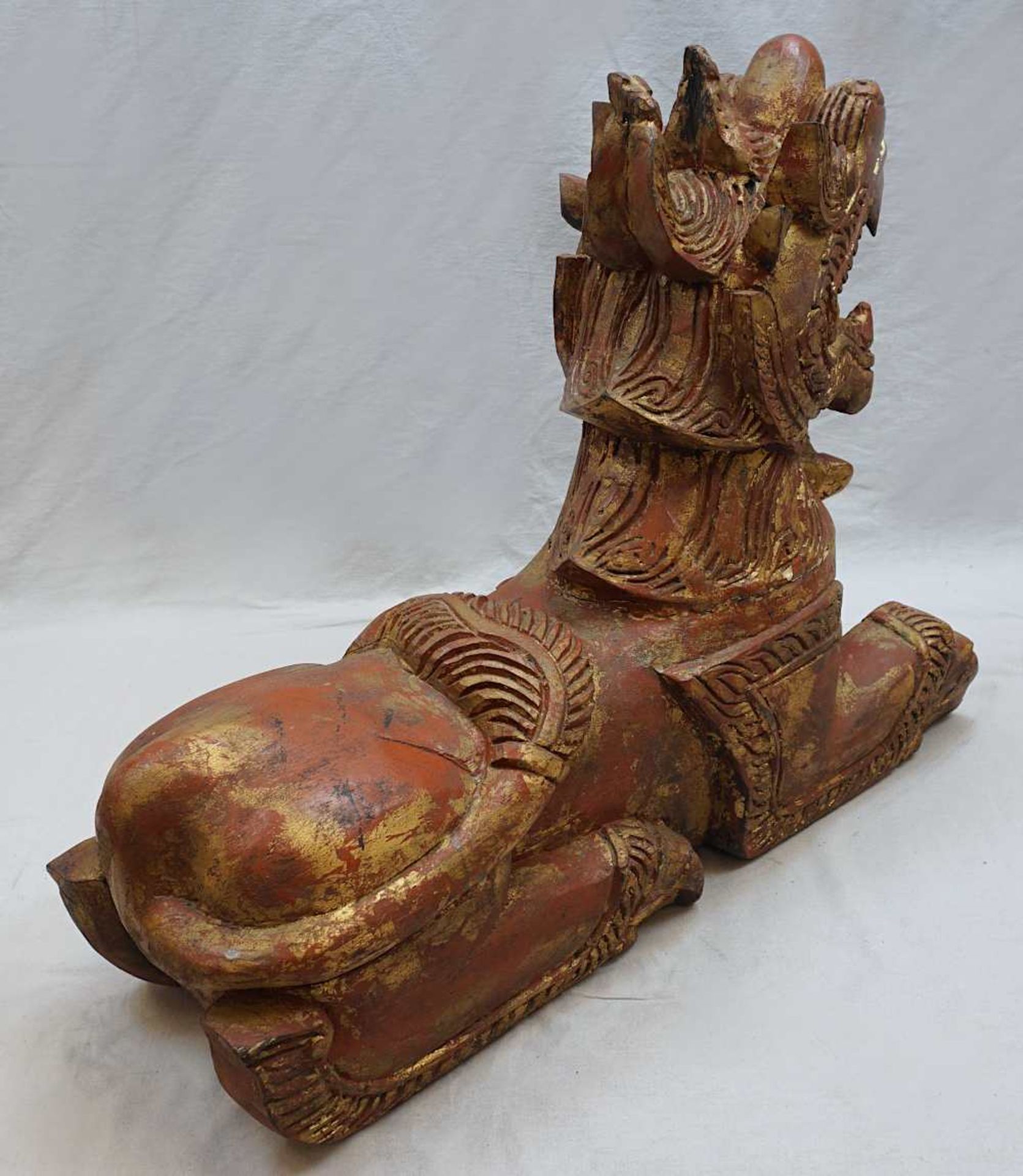 1 Holzfigur 20. Jh. "Asiatischer Tempeldrache" rot/gold bemalt, ca. 55x69x21cm, besch. - Bild 4 aus 5