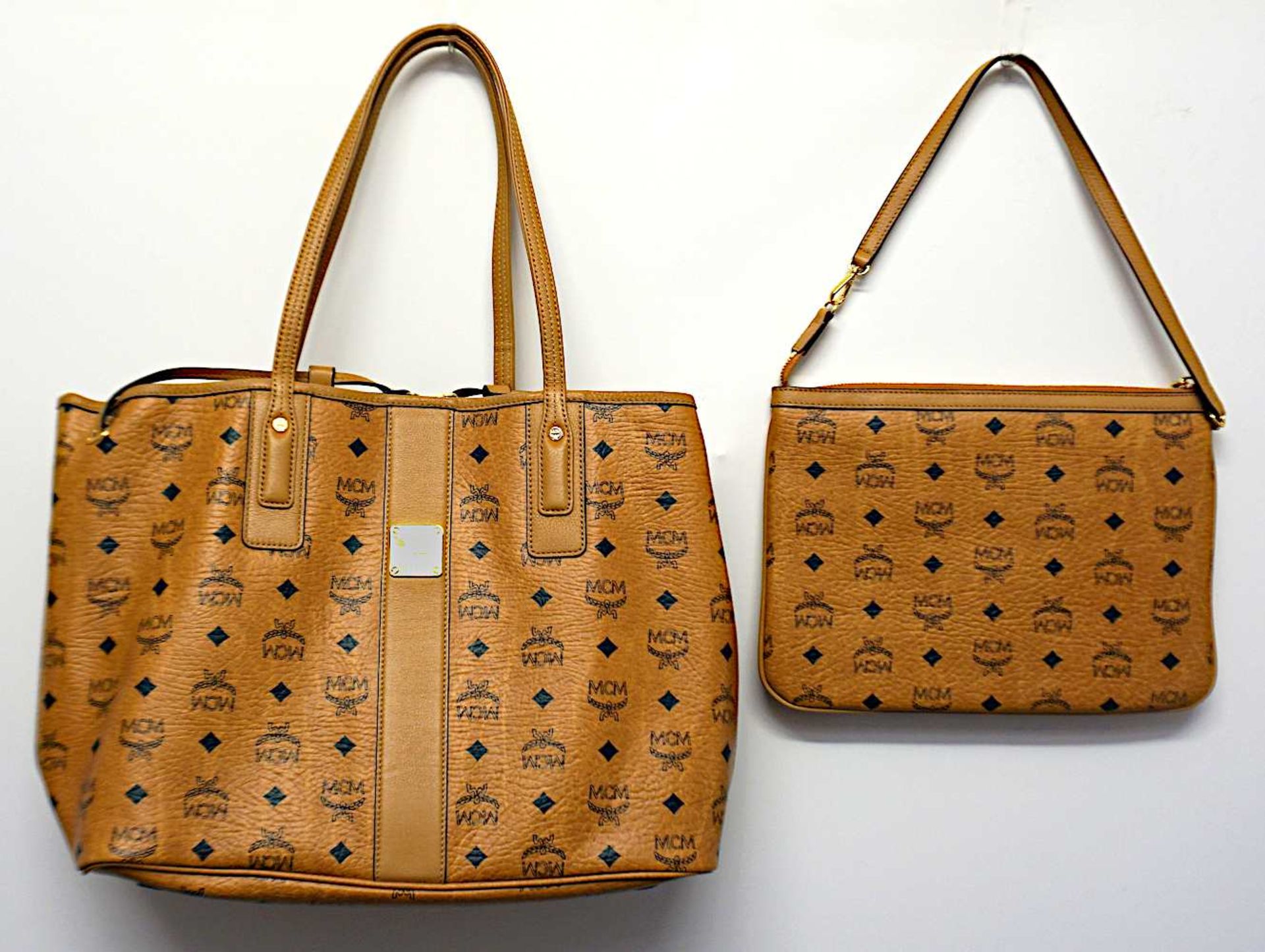 1 Damenhand-/-schultertasche MCM Monogram camel mit Innentasche und Staubbeutel, H ca. - Bild 3 aus 3