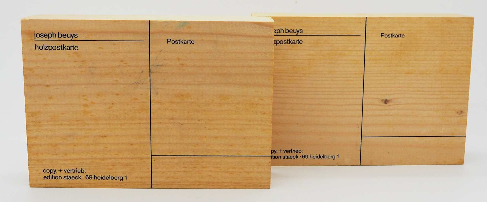 2 Holzpostkarten "Joseph BEUYS" je bez. "copy. + vertrieb: edition staeck. 96 heidelbe