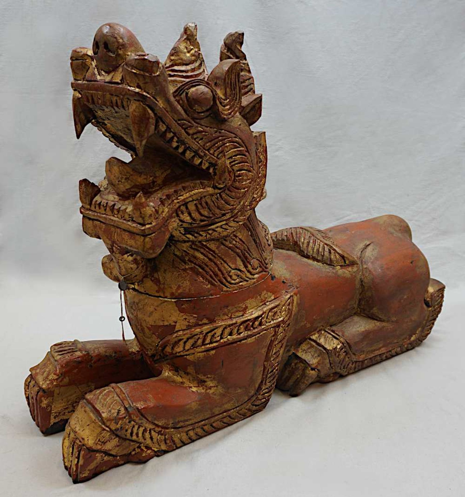 1 Holzfigur 20. Jh. "Asiatischer Tempeldrache" rot/gold bemalt, ca. 55x69x21cm, besch. - Bild 2 aus 5