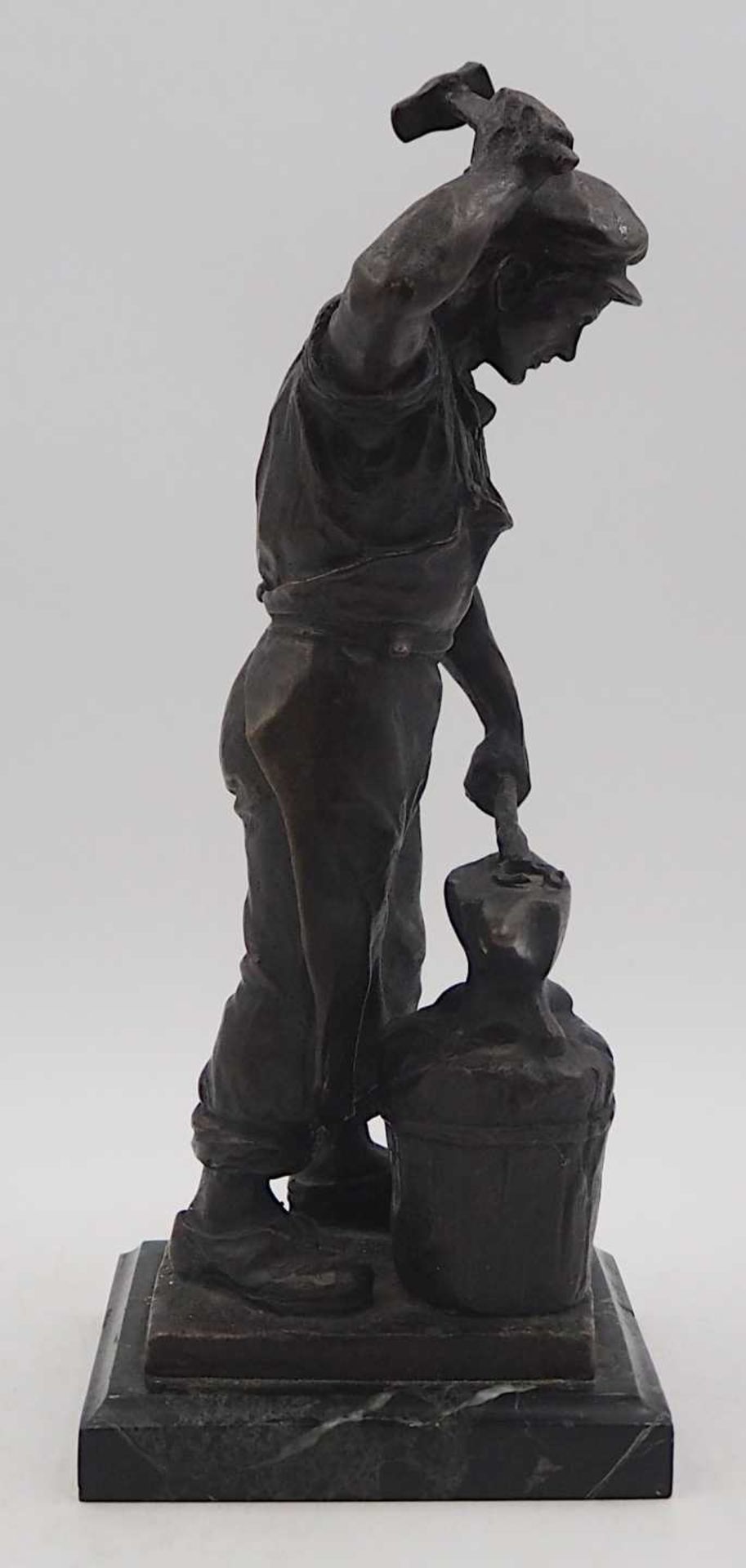 1 Bronzefigur "Schmied" auf Plinthe bezeichnet G. A. LAGANA (wohl um 1900), rücks. be - Bild 4 aus 5